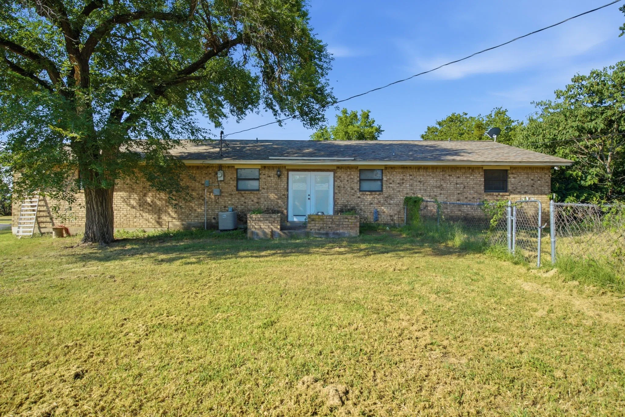 Single Family Residence For Sale in Comanche County , 917 E Ross Avenue, De Leon, Texas 76444, 3 Bedroom, 2 Bathroom, Garage spaces, 2,139 Sqft, built in 1986, mls#21341434, Real Estate Agent in De Leon, Homes For Sale in Comanche county, Homes For Sale in De Leon, Realtor in De Leon Texas, Real Estate Brokerage Independent Realty Texas, Luminita Cordes Realtor