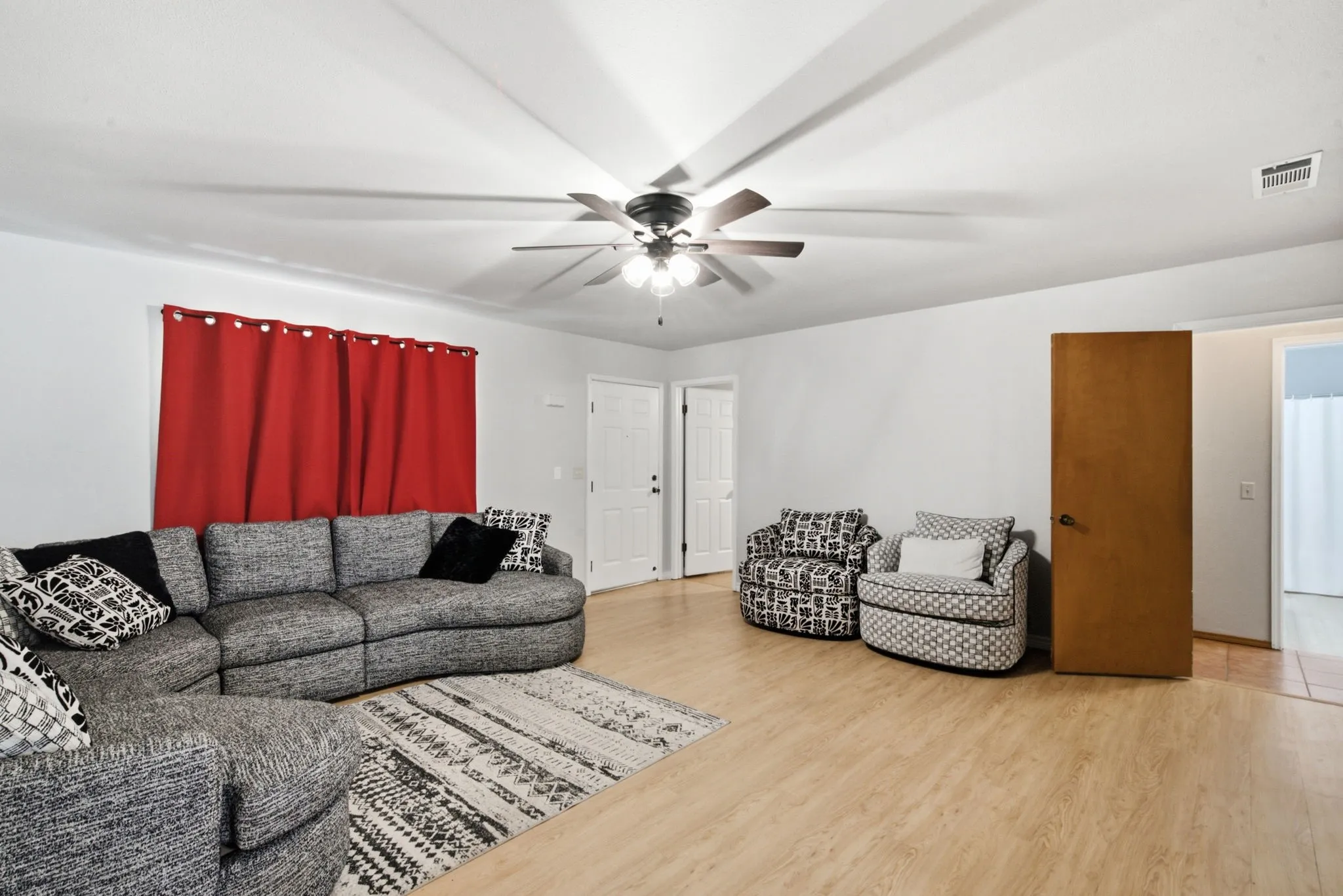 Single Family Residence For Sale in Comanche County , 917 E Ross Avenue, De Leon, Texas 76444, 3 Bedroom, 2 Bathroom, Garage spaces, 2,139 Sqft, built in 1986, mls#21341434, Real Estate Agent in De Leon, Homes For Sale in Comanche county, Homes For Sale in De Leon, Realtor in De Leon Texas, Real Estate Brokerage Independent Realty Texas, Luminita Cordes Realtor