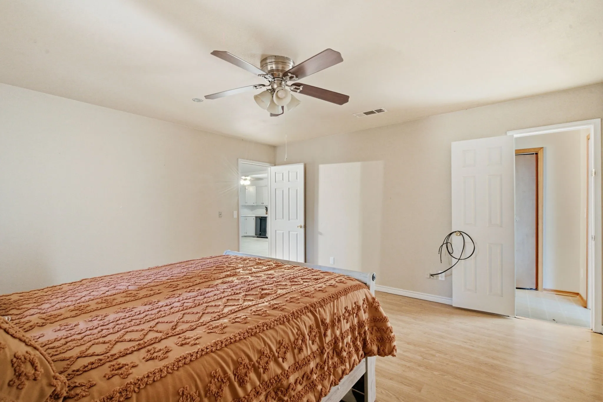 Single Family Residence For Sale in Comanche County , 917 E Ross Avenue, De Leon, Texas 76444, 3 Bedroom, 2 Bathroom, Garage spaces, 2,139 Sqft, built in 1986, mls#21341434, Real Estate Agent in De Leon, Homes For Sale in Comanche county, Homes For Sale in De Leon, Realtor in De Leon Texas, Real Estate Brokerage Independent Realty Texas, Luminita Cordes Realtor