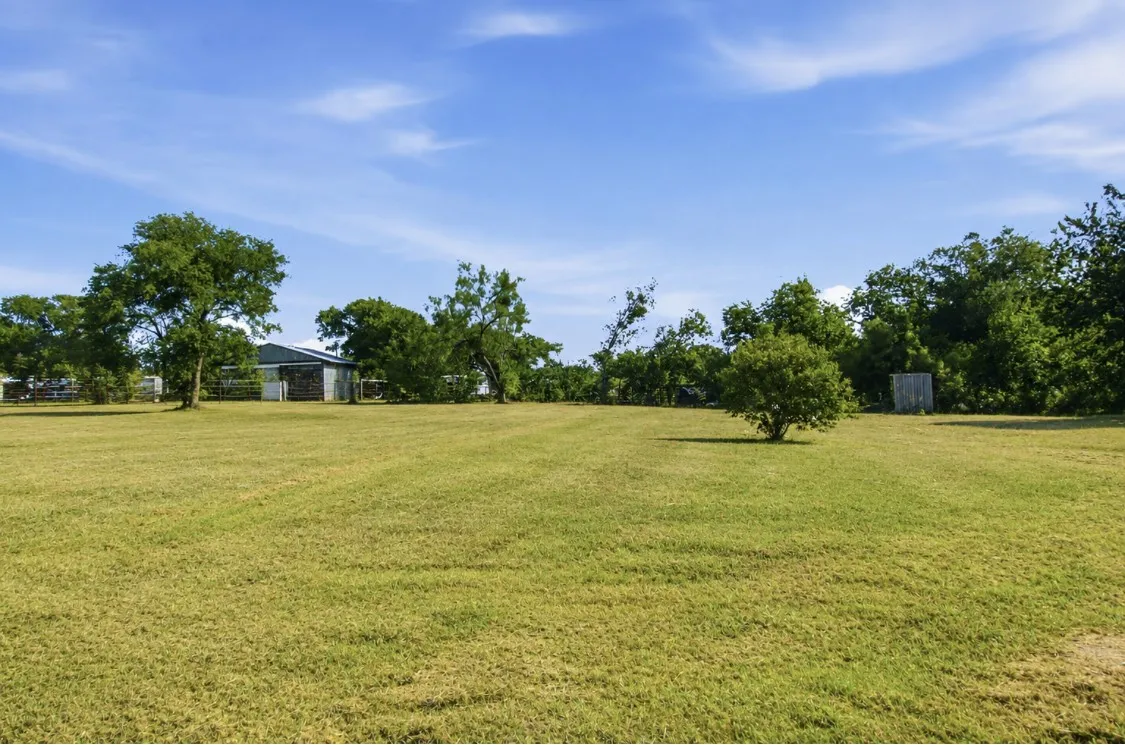 Single Family Residence For Sale in Comanche County , 917 E Ross Avenue, De Leon, Texas 76444, 3 Bedroom, 2 Bathroom, Garage spaces, 2,139 Sqft, built in 1986, mls#21341434, Real Estate Agent in De Leon, Homes For Sale in Comanche county, Homes For Sale in De Leon, Realtor in De Leon Texas, Real Estate Brokerage Independent Realty Texas, Luminita Cordes Realtor
