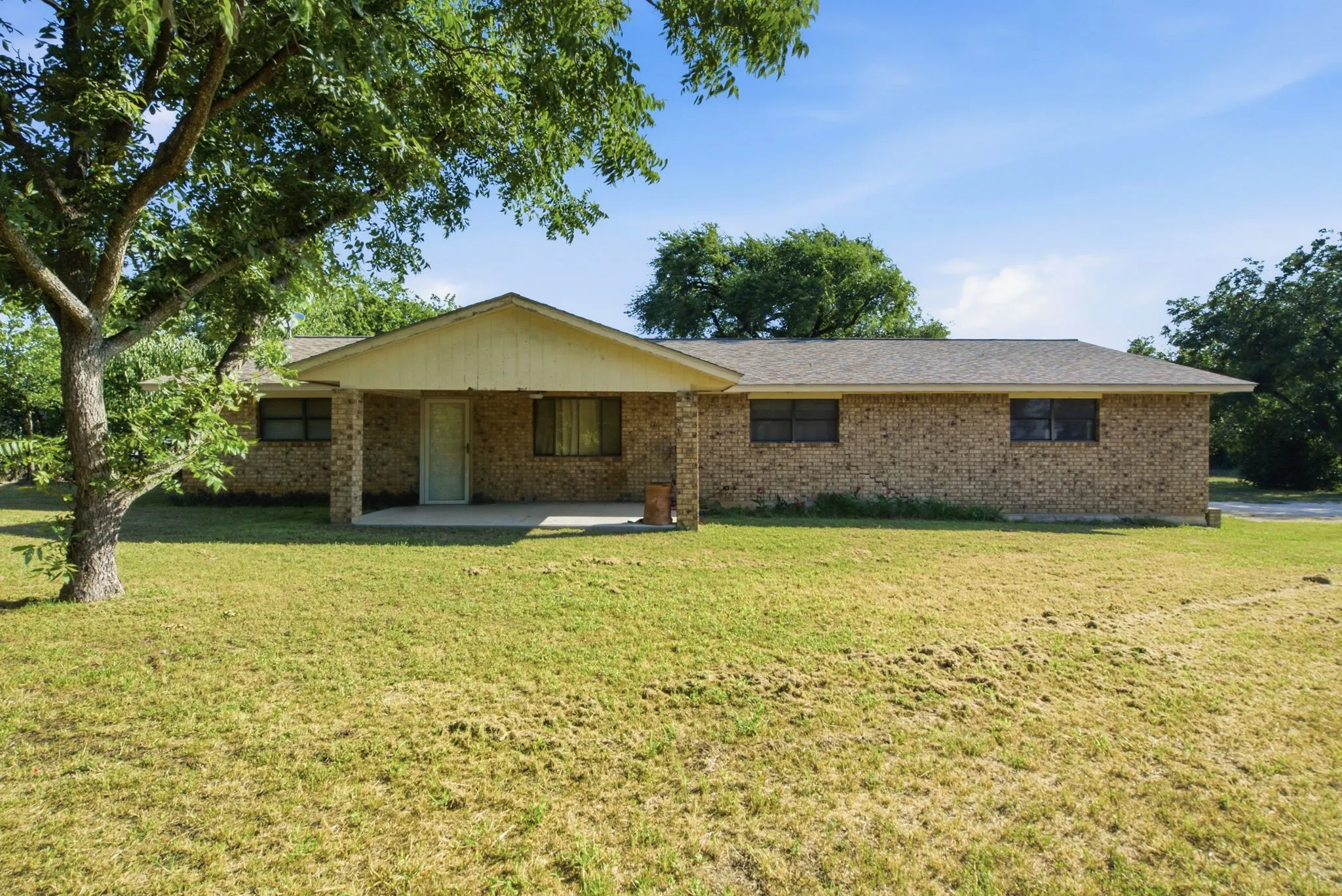 Single Family Residence For Sale in Comanche County , 917 E Ross Avenue, De Leon, Texas 76444, 3 Bedroom, 2 Bathroom, Garage spaces, 2,139 Sqft, built in 1986, mls#21341434, Real Estate Agent in De Leon, Homes For Sale in Comanche county, Homes For Sale in De Leon, Realtor in De Leon Texas, Real Estate Brokerage Independent Realty Texas, Luminita Cordes Realtor
