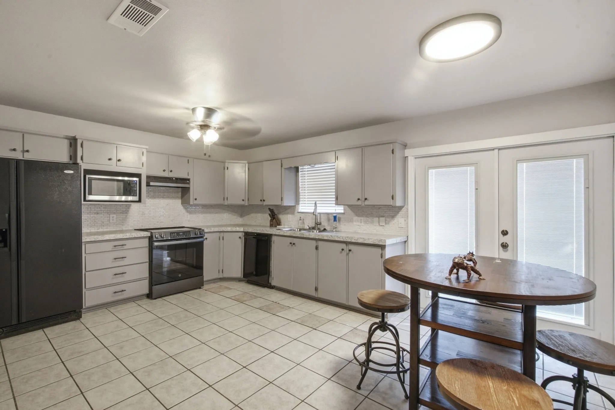 Single Family Residence For Sale in Comanche County , 917 E Ross Avenue, De Leon, Texas 76444, 3 Bedroom, 2 Bathroom, Garage spaces, 2,139 Sqft, built in 1986, mls#21341434, Real Estate Agent in De Leon, Homes For Sale in Comanche county, Homes For Sale in De Leon, Realtor in De Leon Texas, Real Estate Brokerage Independent Realty Texas, Luminita Cordes Realtor