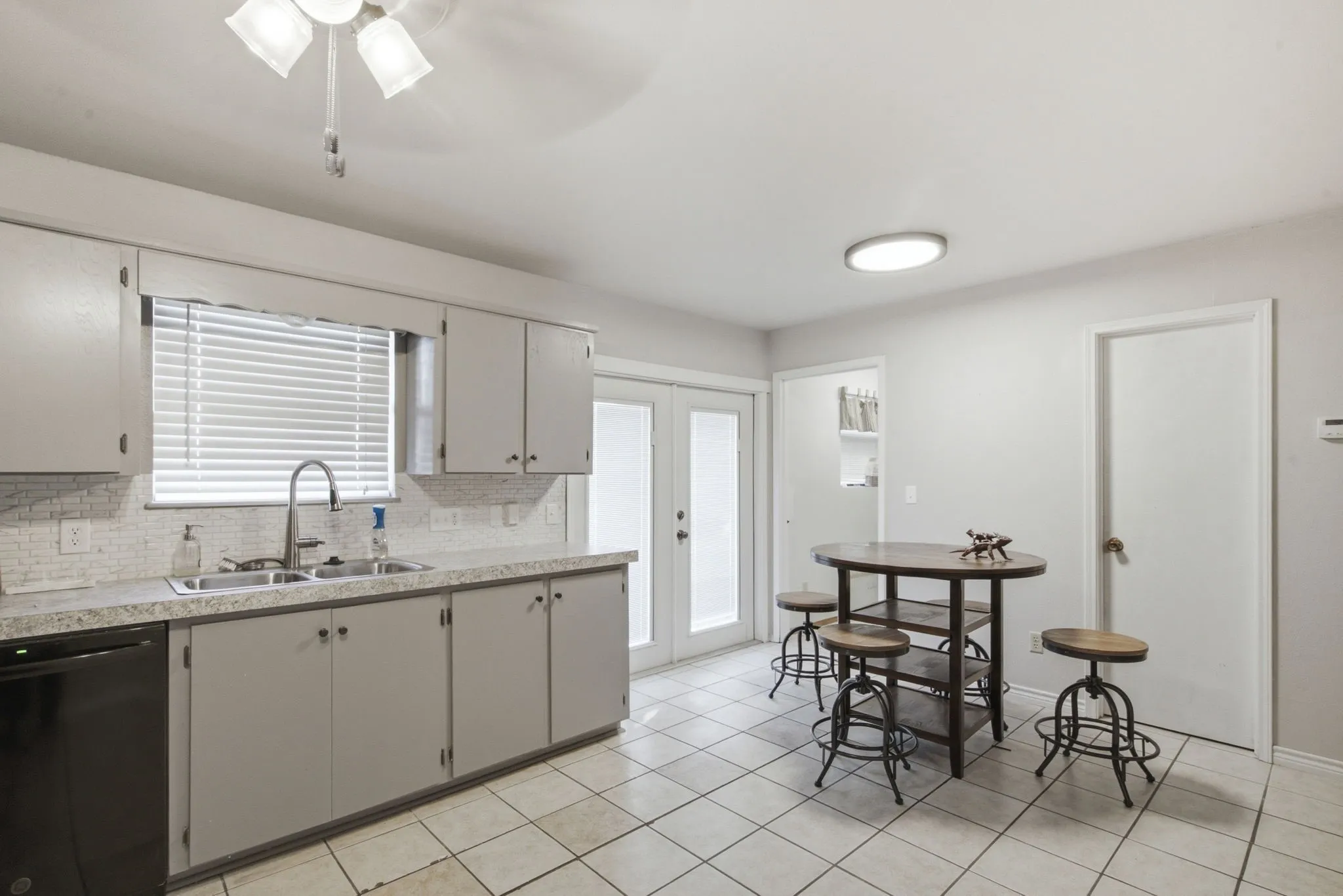 Single Family Residence For Sale in Comanche County , 917 E Ross Avenue, De Leon, Texas 76444, 3 Bedroom, 2 Bathroom, Garage spaces, 2,139 Sqft, built in 1986, mls#21341434, Real Estate Agent in De Leon, Homes For Sale in Comanche county, Homes For Sale in De Leon, Realtor in De Leon Texas, Real Estate Brokerage Independent Realty Texas, Luminita Cordes Realtor