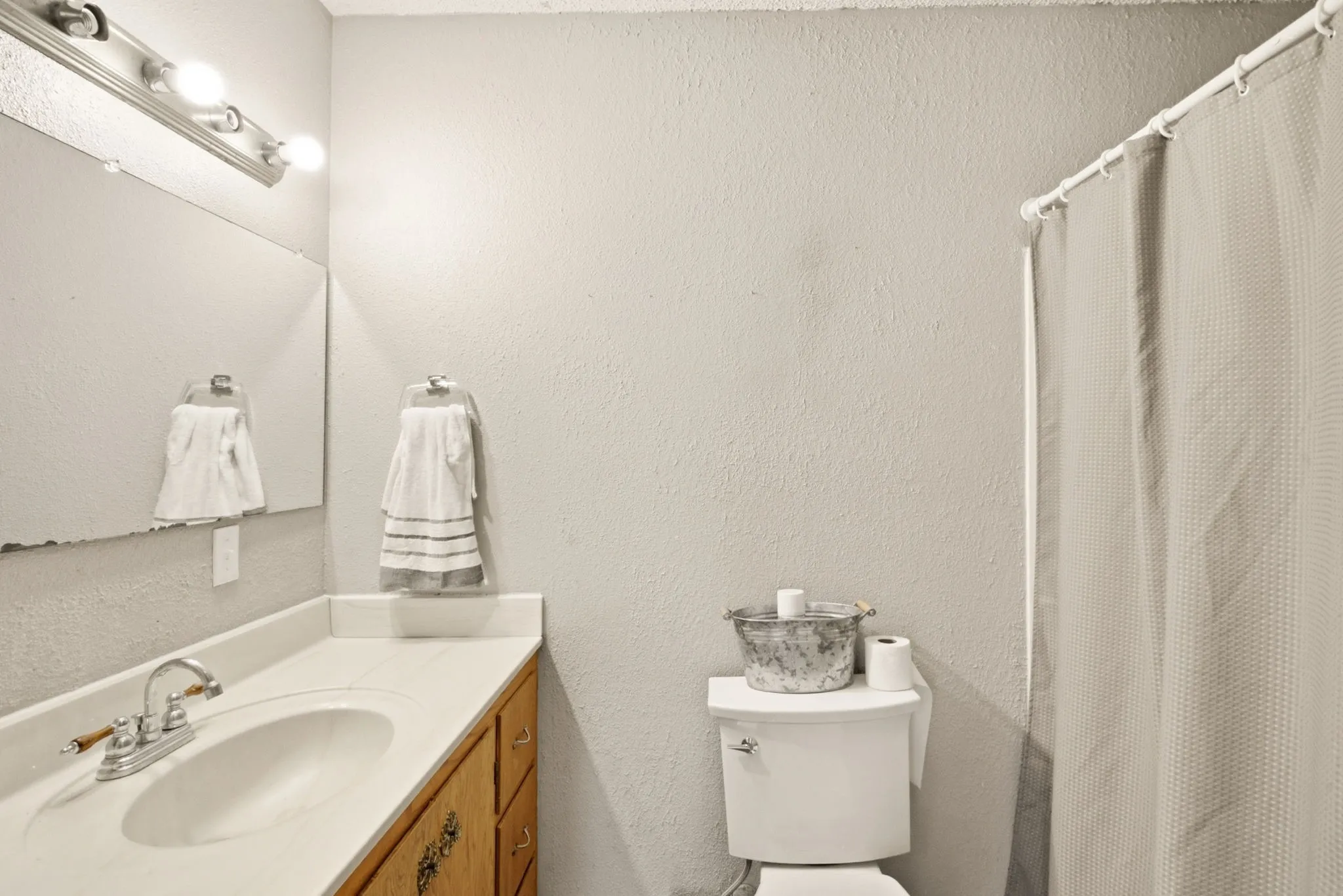 Single Family Residence For Sale in Comanche County , 917 E Ross Avenue, De Leon, Texas 76444, 3 Bedroom, 2 Bathroom, Garage spaces, 2,139 Sqft, built in 1986, mls#21341434, Real Estate Agent in De Leon, Homes For Sale in Comanche county, Homes For Sale in De Leon, Realtor in De Leon Texas, Real Estate Brokerage Independent Realty Texas, Luminita Cordes Realtor