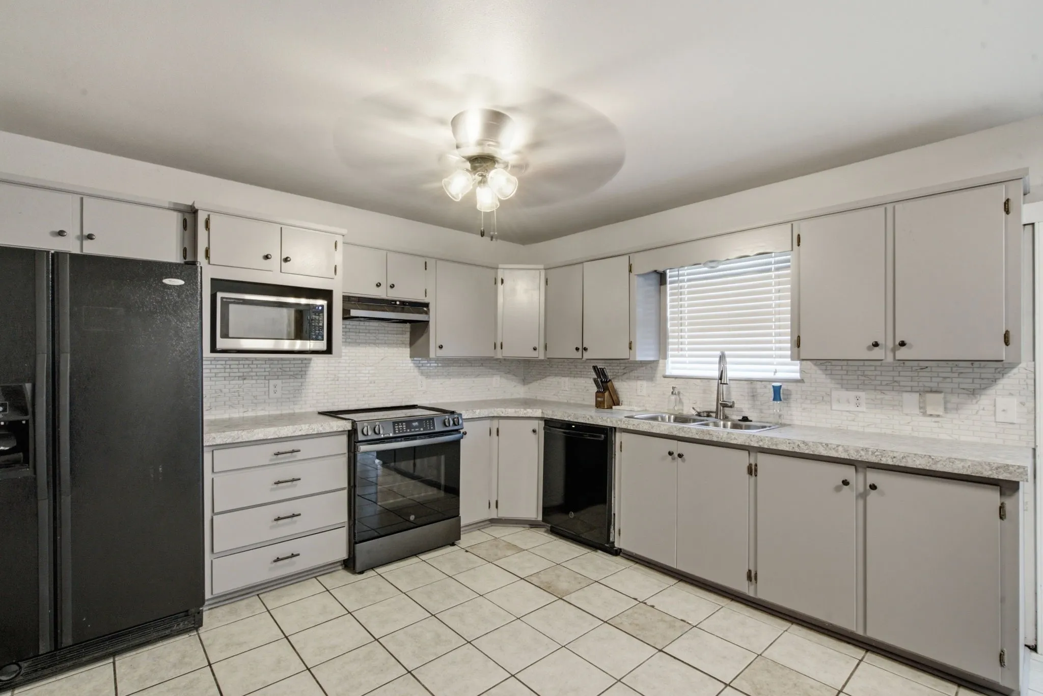 Single Family Residence For Sale in Comanche County , 917 E Ross Avenue, De Leon, Texas 76444, 3 Bedroom, 2 Bathroom, Garage spaces, 2,139 Sqft, built in 1986, mls#21341434, Real Estate Agent in De Leon, Homes For Sale in Comanche county, Homes For Sale in De Leon, Realtor in De Leon Texas, Real Estate Brokerage Independent Realty Texas, Luminita Cordes Realtor