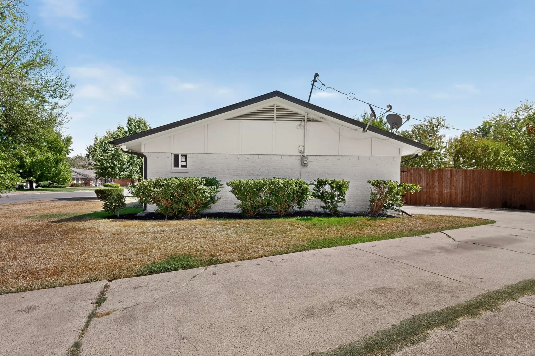 Single Family Residence For Rent in Dallas County , 3264 Northaven Road, Dallas, Texas 75229, 4 Bedroom, 3 Bathroom, 2 Garage spaces, 2,051 Sqft, built in 1963, mls#21341672, Real Estate Agent in Dallas, Homes For Rent in Dallas county, Homes For Rent in Dallas, Realtor in Dallas Texas, Real Estate Brokerage Independent Realty Texas, Luminita Cordes Realtor