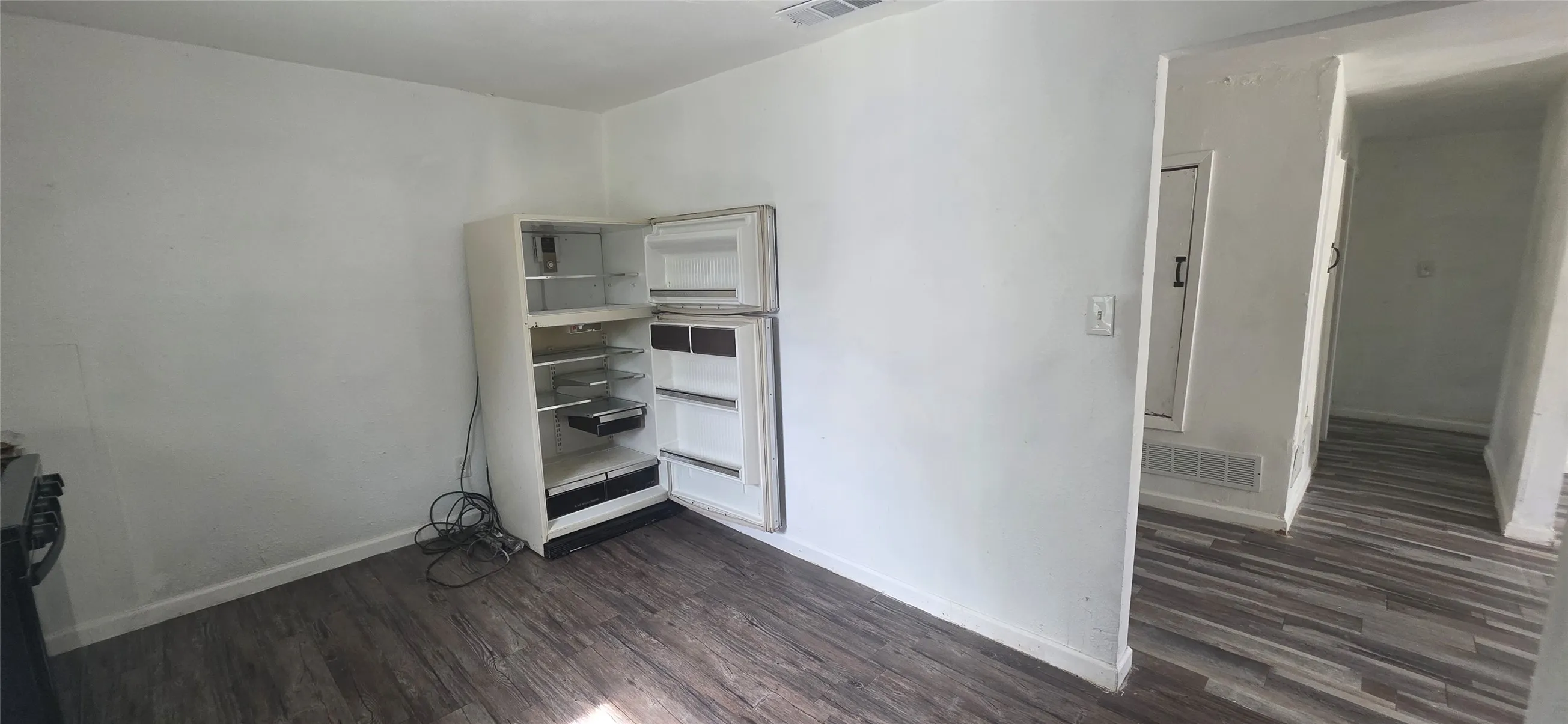 Single Family Residence For Sale in Hunt County , 3510 Marshall Street, Greenville, Texas 75401, 3 Bedroom, 1 Bathroom, Garage spaces, 1,036 Sqft, built in 1940, mls#21341741, Real Estate Agent in Greenville, Homes For Sale in Hunt county, Homes For Sale in Greenville, Realtor in Greenville Texas, Real Estate Brokerage Independent Realty Texas, Luminita Cordes Realtor
