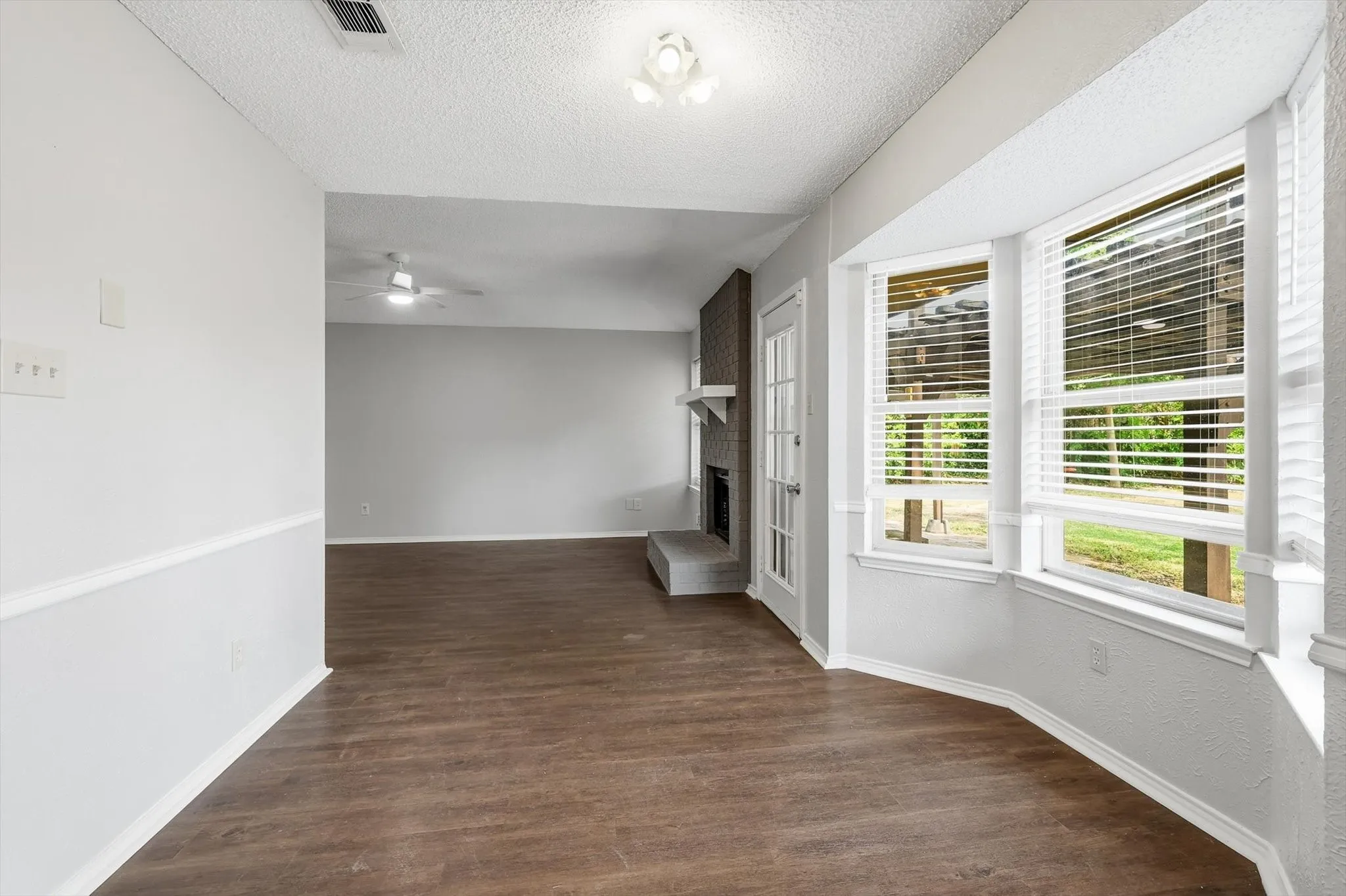 Single Family Residence For Sale in Tarrant County , 5907 Cedar Ridge Drive, Arlington, Texas 76017, 3 Bedroom, 2 Bathroom, 2 Garage spaces, 1,120 Sqft, built in 1983, mls#21341817, Real Estate Agent in Arlington, Homes For Sale in Tarrant county, Homes For Sale in Arlington, Realtor in Arlington Texas, Real Estate Brokerage Independent Realty Texas, Luminita Cordes Realtor