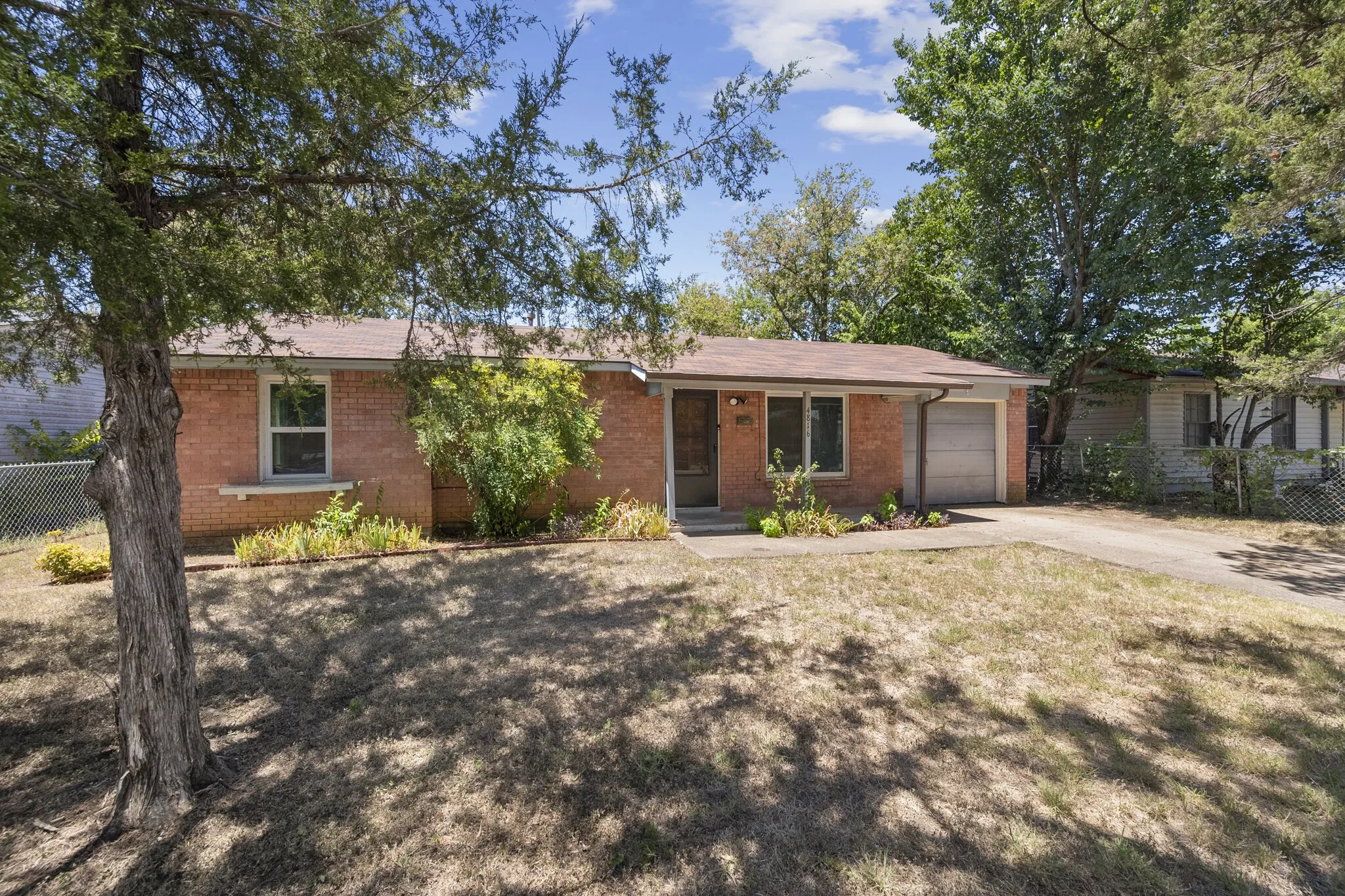 Single Family Residence For Sale in Tarrant County , 4816 Eastover Avenue, Fort Worth, Texas 76119, 3 Bedroom, 1 Bathroom, 1 Garage spaces, 768 Sqft, built in 1959, mls#21338669, Real Estate Agent in Fort Worth, Homes For Sale in Tarrant county, Homes For Sale in Fort Worth, Realtor in Fort Worth Texas, Real Estate Brokerage Independent Realty Texas, Luminita Cordes Realtor