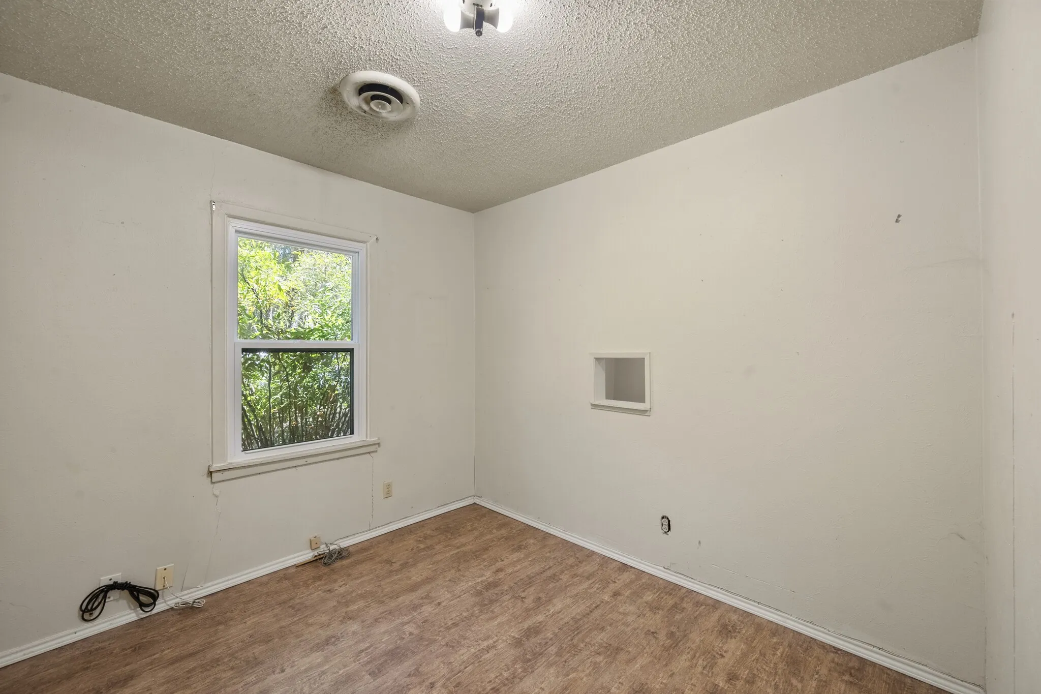 Single Family Residence For Sale in Tarrant County , 4816 Eastover Avenue, Fort Worth, Texas 76119, 3 Bedroom, 1 Bathroom, 1 Garage spaces, 768 Sqft, built in 1959, mls#21338669, Real Estate Agent in Fort Worth, Homes For Sale in Tarrant county, Homes For Sale in Fort Worth, Realtor in Fort Worth Texas, Real Estate Brokerage Independent Realty Texas, Luminita Cordes Realtor