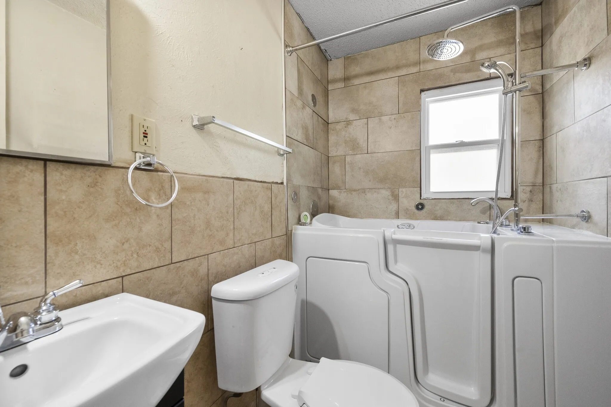 Single Family Residence For Sale in Tarrant County , 4816 Eastover Avenue, Fort Worth, Texas 76119, 3 Bedroom, 1 Bathroom, 1 Garage spaces, 768 Sqft, built in 1959, mls#21338669, Real Estate Agent in Fort Worth, Homes For Sale in Tarrant county, Homes For Sale in Fort Worth, Realtor in Fort Worth Texas, Real Estate Brokerage Independent Realty Texas, Luminita Cordes Realtor