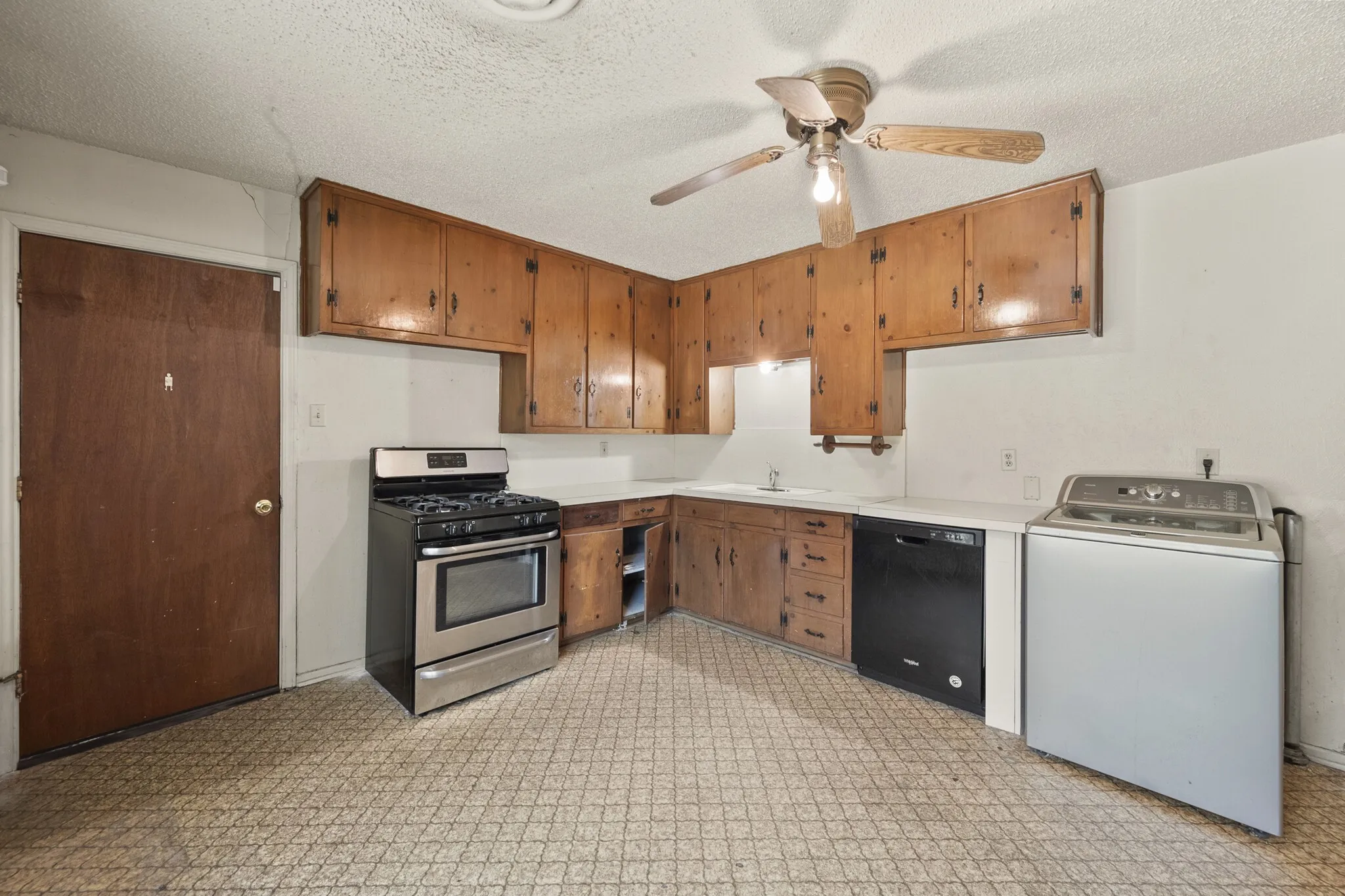 Single Family Residence For Sale in Tarrant County , 4816 Eastover Avenue, Fort Worth, Texas 76119, 3 Bedroom, 1 Bathroom, 1 Garage spaces, 768 Sqft, built in 1959, mls#21338669, Real Estate Agent in Fort Worth, Homes For Sale in Tarrant county, Homes For Sale in Fort Worth, Realtor in Fort Worth Texas, Real Estate Brokerage Independent Realty Texas, Luminita Cordes Realtor