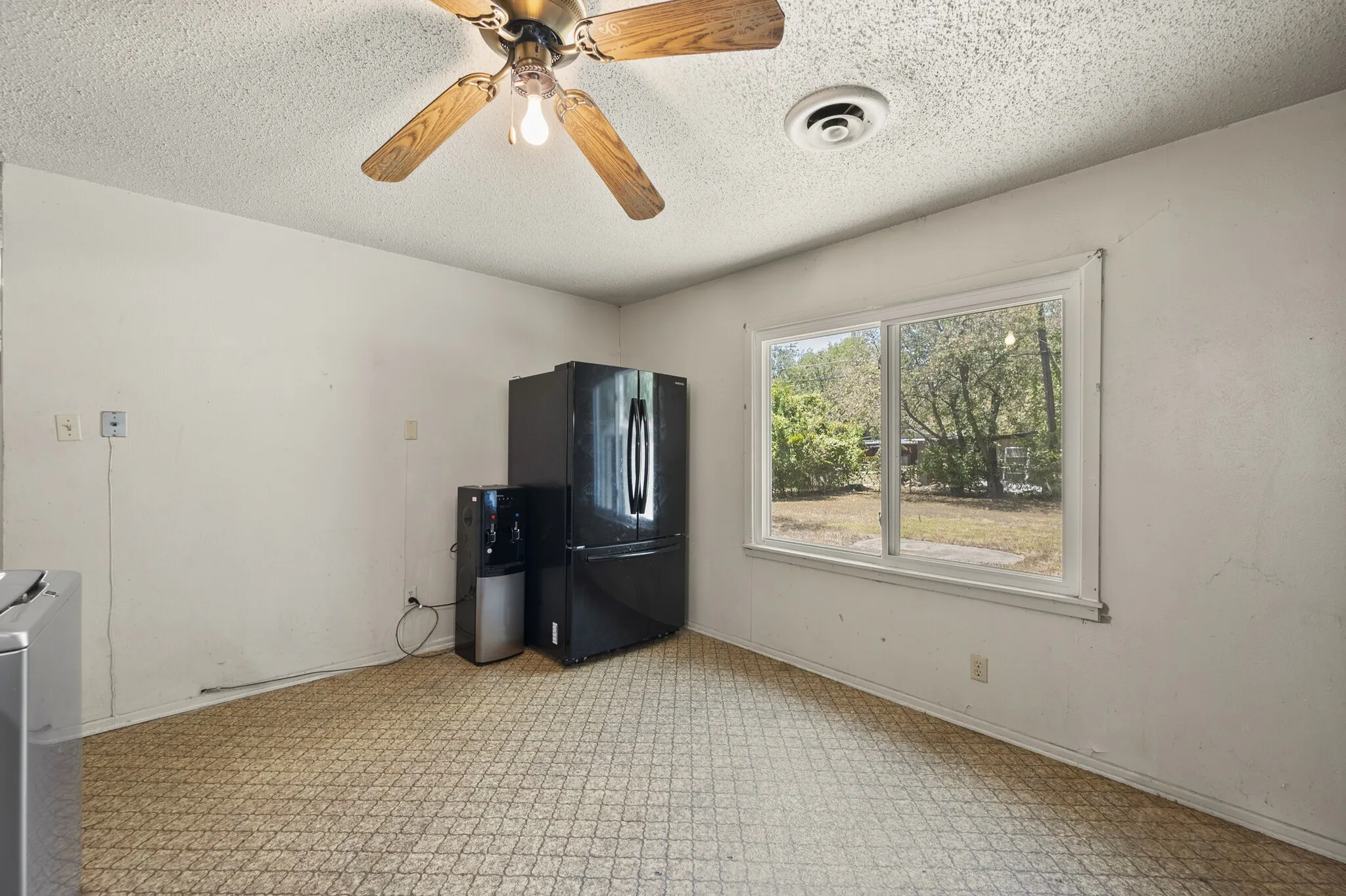 Single Family Residence For Sale in Tarrant County , 4816 Eastover Avenue, Fort Worth, Texas 76119, 3 Bedroom, 1 Bathroom, 1 Garage spaces, 768 Sqft, built in 1959, mls#21338669, Real Estate Agent in Fort Worth, Homes For Sale in Tarrant county, Homes For Sale in Fort Worth, Realtor in Fort Worth Texas, Real Estate Brokerage Independent Realty Texas, Luminita Cordes Realtor