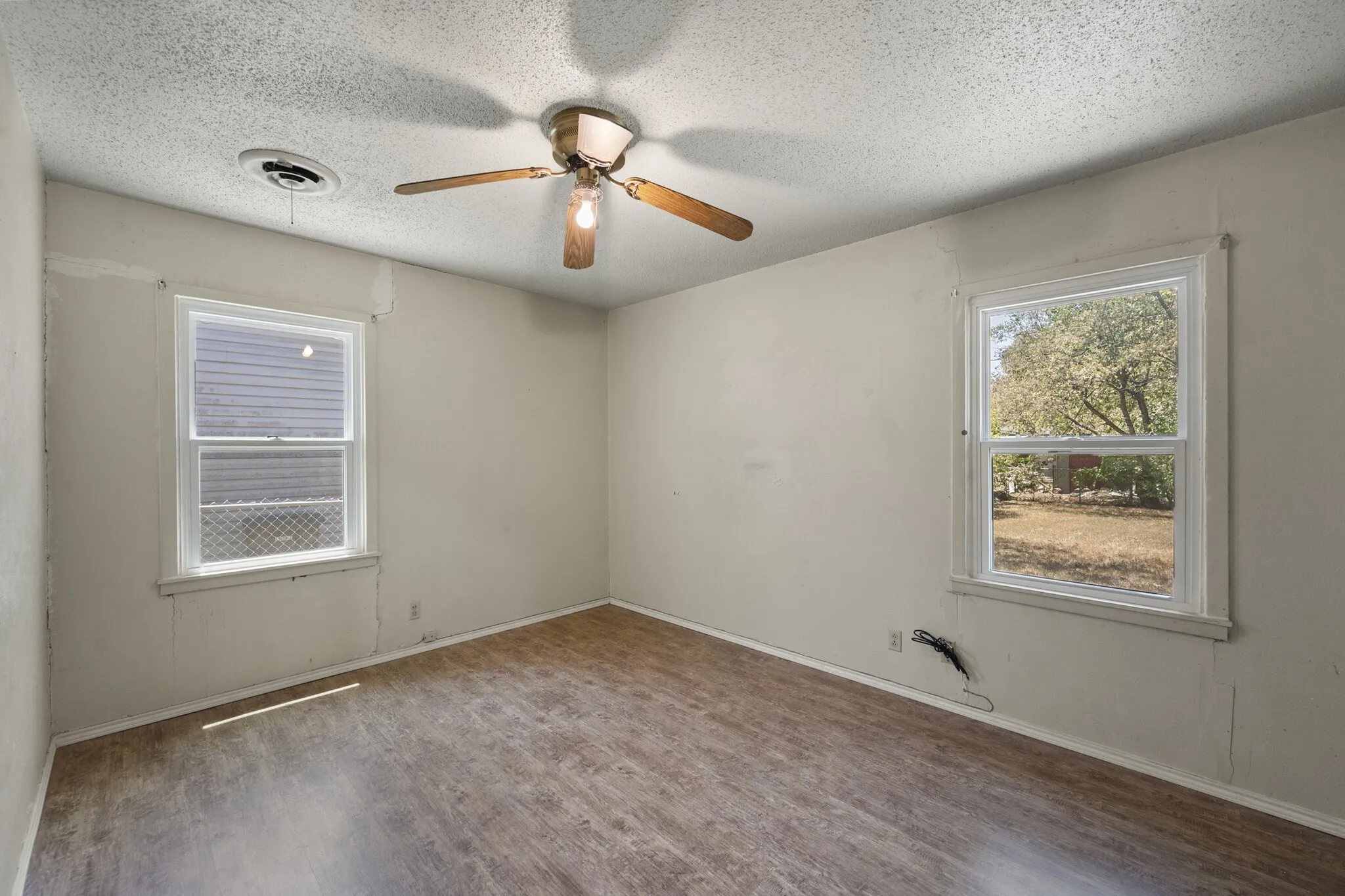Single Family Residence For Sale in Tarrant County , 4816 Eastover Avenue, Fort Worth, Texas 76119, 3 Bedroom, 1 Bathroom, 1 Garage spaces, 768 Sqft, built in 1959, mls#21338669, Real Estate Agent in Fort Worth, Homes For Sale in Tarrant county, Homes For Sale in Fort Worth, Realtor in Fort Worth Texas, Real Estate Brokerage Independent Realty Texas, Luminita Cordes Realtor