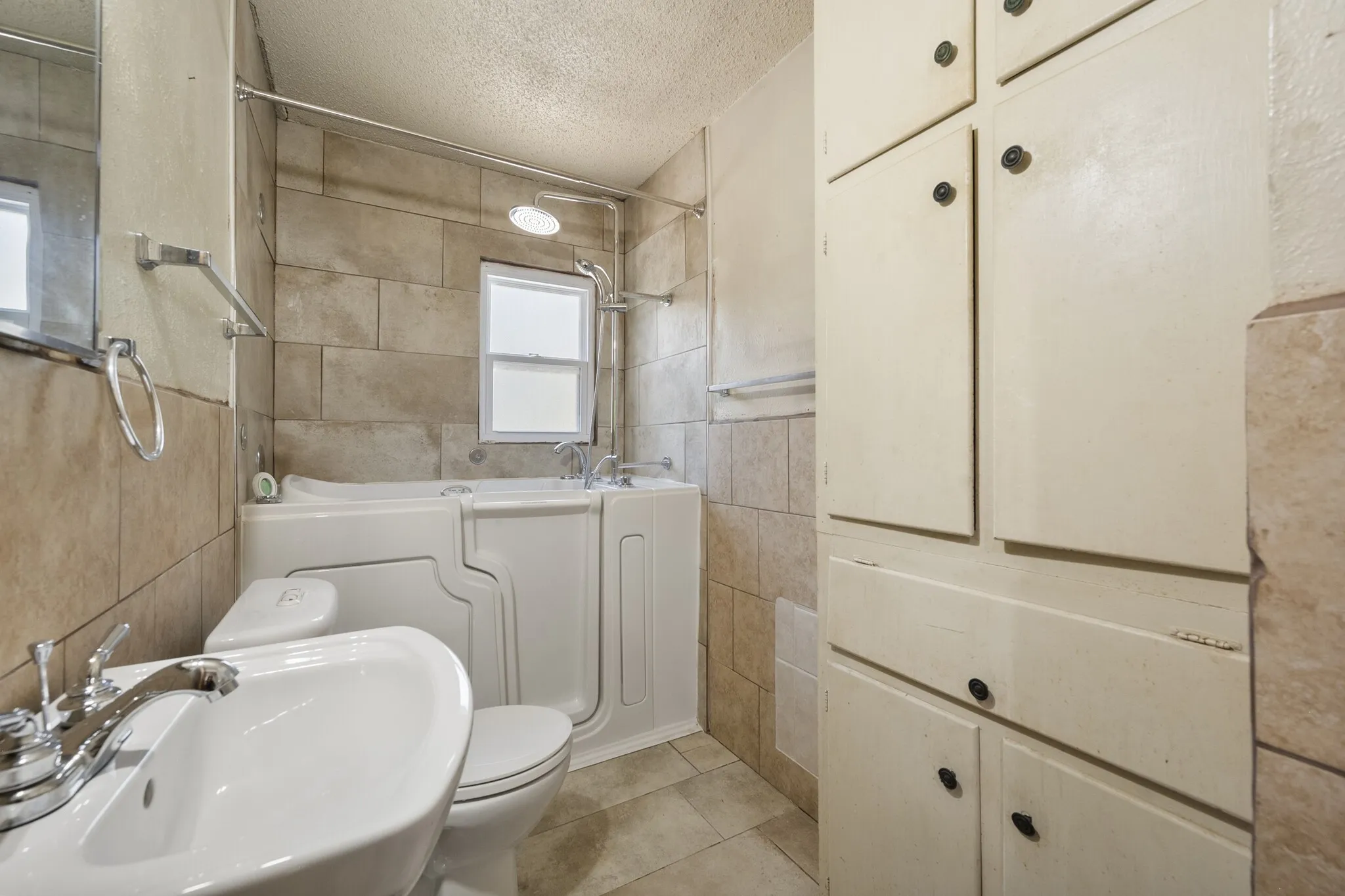 Single Family Residence For Sale in Tarrant County , 4816 Eastover Avenue, Fort Worth, Texas 76119, 3 Bedroom, 1 Bathroom, 1 Garage spaces, 768 Sqft, built in 1959, mls#21338669, Real Estate Agent in Fort Worth, Homes For Sale in Tarrant county, Homes For Sale in Fort Worth, Realtor in Fort Worth Texas, Real Estate Brokerage Independent Realty Texas, Luminita Cordes Realtor