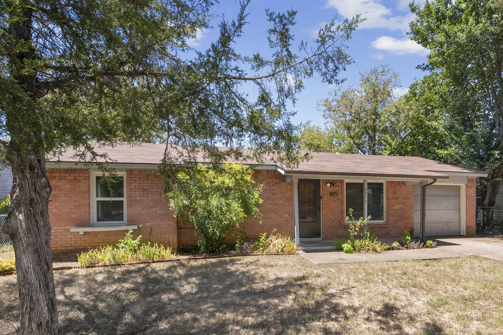 Single Family Residence For Sale in Tarrant County , 4816 Eastover Avenue, Fort Worth, Texas 76119, 3 Bedroom, 1 Bathroom, 1 Garage spaces, 768 Sqft, built in 1959, mls#21338669, Real Estate Agent in Fort Worth, Homes For Sale in Tarrant county, Homes For Sale in Fort Worth, Realtor in Fort Worth Texas, Real Estate Brokerage Independent Realty Texas, Luminita Cordes Realtor