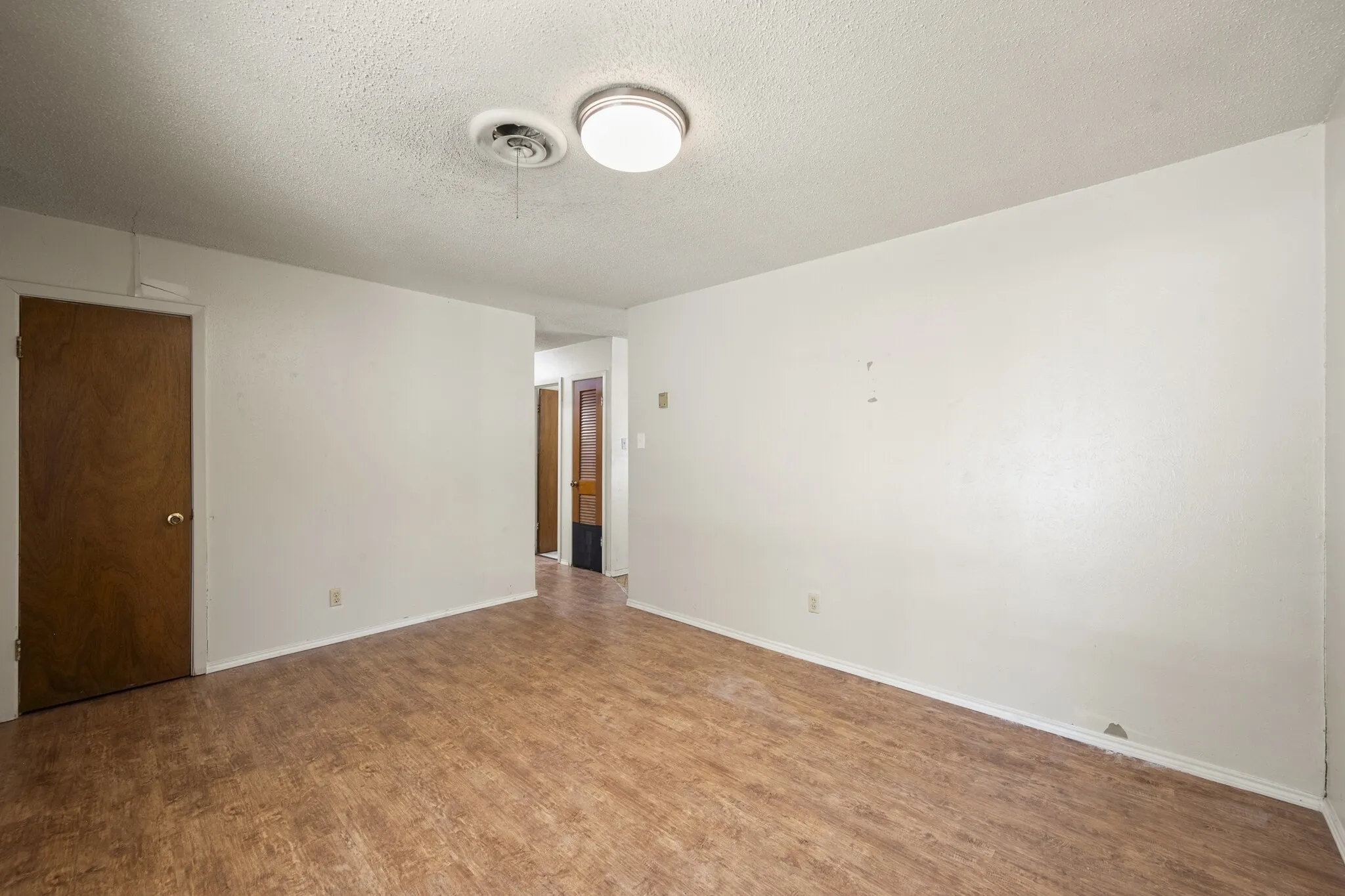 Single Family Residence For Sale in Tarrant County , 4816 Eastover Avenue, Fort Worth, Texas 76119, 3 Bedroom, 1 Bathroom, 1 Garage spaces, 768 Sqft, built in 1959, mls#21338669, Real Estate Agent in Fort Worth, Homes For Sale in Tarrant county, Homes For Sale in Fort Worth, Realtor in Fort Worth Texas, Real Estate Brokerage Independent Realty Texas, Luminita Cordes Realtor