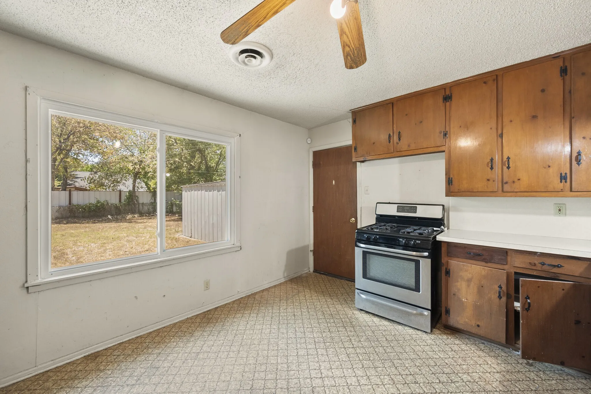 Single Family Residence For Sale in Tarrant County , 4816 Eastover Avenue, Fort Worth, Texas 76119, 3 Bedroom, 1 Bathroom, 1 Garage spaces, 768 Sqft, built in 1959, mls#21338669, Real Estate Agent in Fort Worth, Homes For Sale in Tarrant county, Homes For Sale in Fort Worth, Realtor in Fort Worth Texas, Real Estate Brokerage Independent Realty Texas, Luminita Cordes Realtor