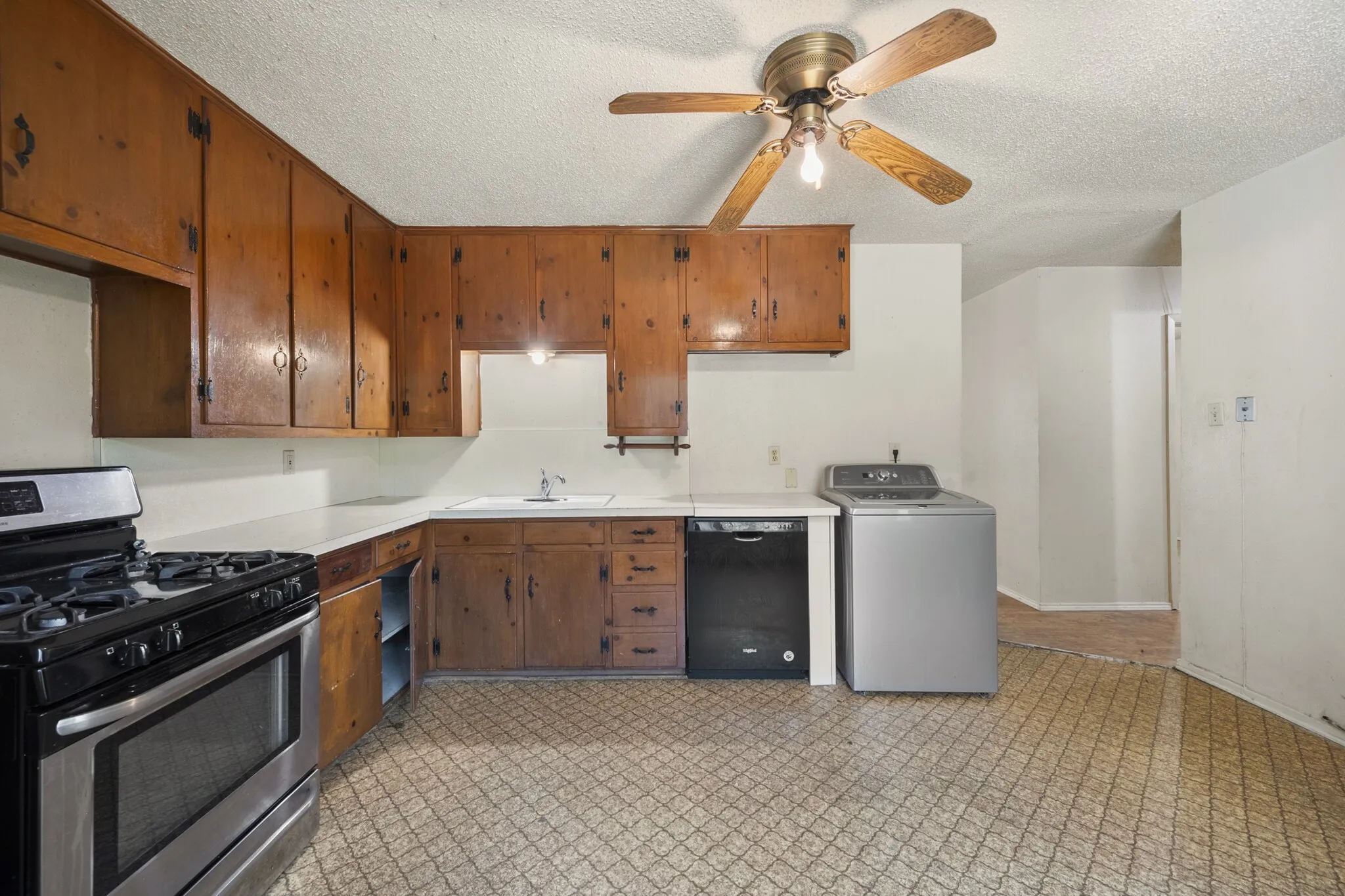 Single Family Residence For Sale in Tarrant County , 4816 Eastover Avenue, Fort Worth, Texas 76119, 3 Bedroom, 1 Bathroom, 1 Garage spaces, 768 Sqft, built in 1959, mls#21338669, Real Estate Agent in Fort Worth, Homes For Sale in Tarrant county, Homes For Sale in Fort Worth, Realtor in Fort Worth Texas, Real Estate Brokerage Independent Realty Texas, Luminita Cordes Realtor
