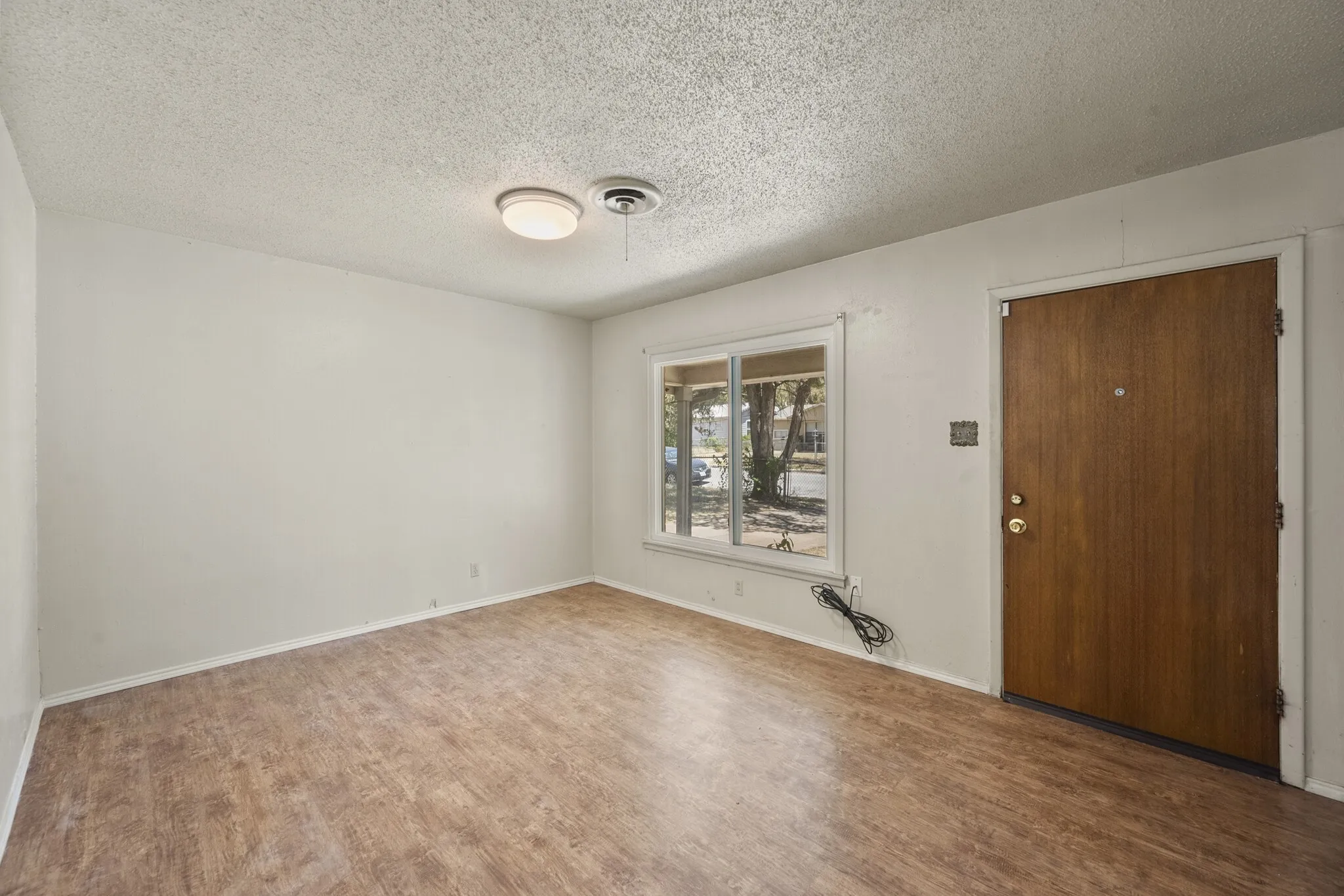 Single Family Residence For Sale in Tarrant County , 4816 Eastover Avenue, Fort Worth, Texas 76119, 3 Bedroom, 1 Bathroom, 1 Garage spaces, 768 Sqft, built in 1959, mls#21338669, Real Estate Agent in Fort Worth, Homes For Sale in Tarrant county, Homes For Sale in Fort Worth, Realtor in Fort Worth Texas, Real Estate Brokerage Independent Realty Texas, Luminita Cordes Realtor