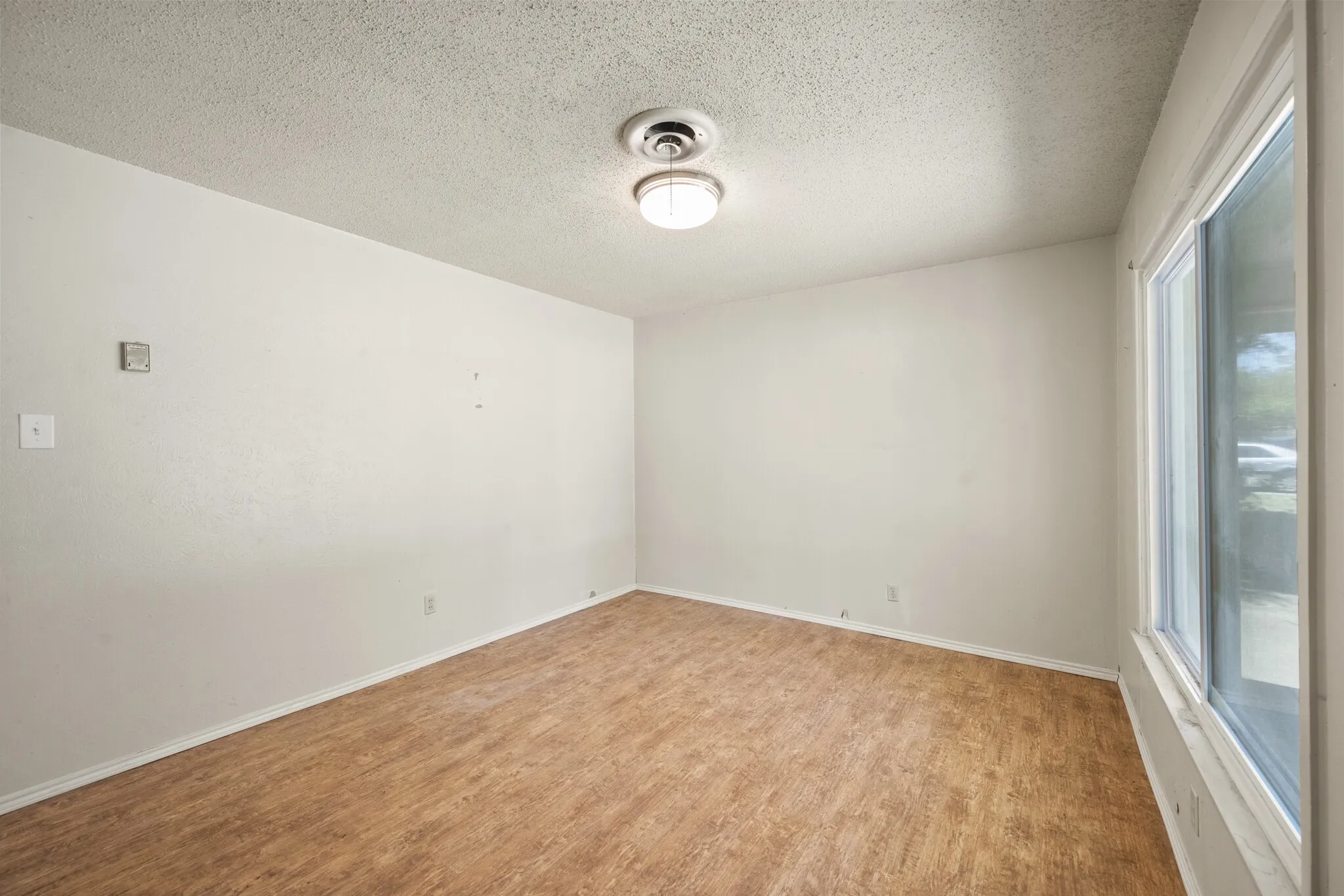 Single Family Residence For Sale in Tarrant County , 4816 Eastover Avenue, Fort Worth, Texas 76119, 3 Bedroom, 1 Bathroom, 1 Garage spaces, 768 Sqft, built in 1959, mls#21338669, Real Estate Agent in Fort Worth, Homes For Sale in Tarrant county, Homes For Sale in Fort Worth, Realtor in Fort Worth Texas, Real Estate Brokerage Independent Realty Texas, Luminita Cordes Realtor
