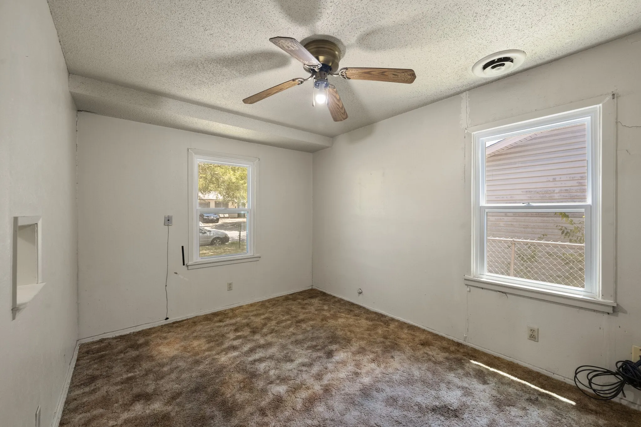 Single Family Residence For Sale in Tarrant County , 4816 Eastover Avenue, Fort Worth, Texas 76119, 3 Bedroom, 1 Bathroom, 1 Garage spaces, 768 Sqft, built in 1959, mls#21338669, Real Estate Agent in Fort Worth, Homes For Sale in Tarrant county, Homes For Sale in Fort Worth, Realtor in Fort Worth Texas, Real Estate Brokerage Independent Realty Texas, Luminita Cordes Realtor