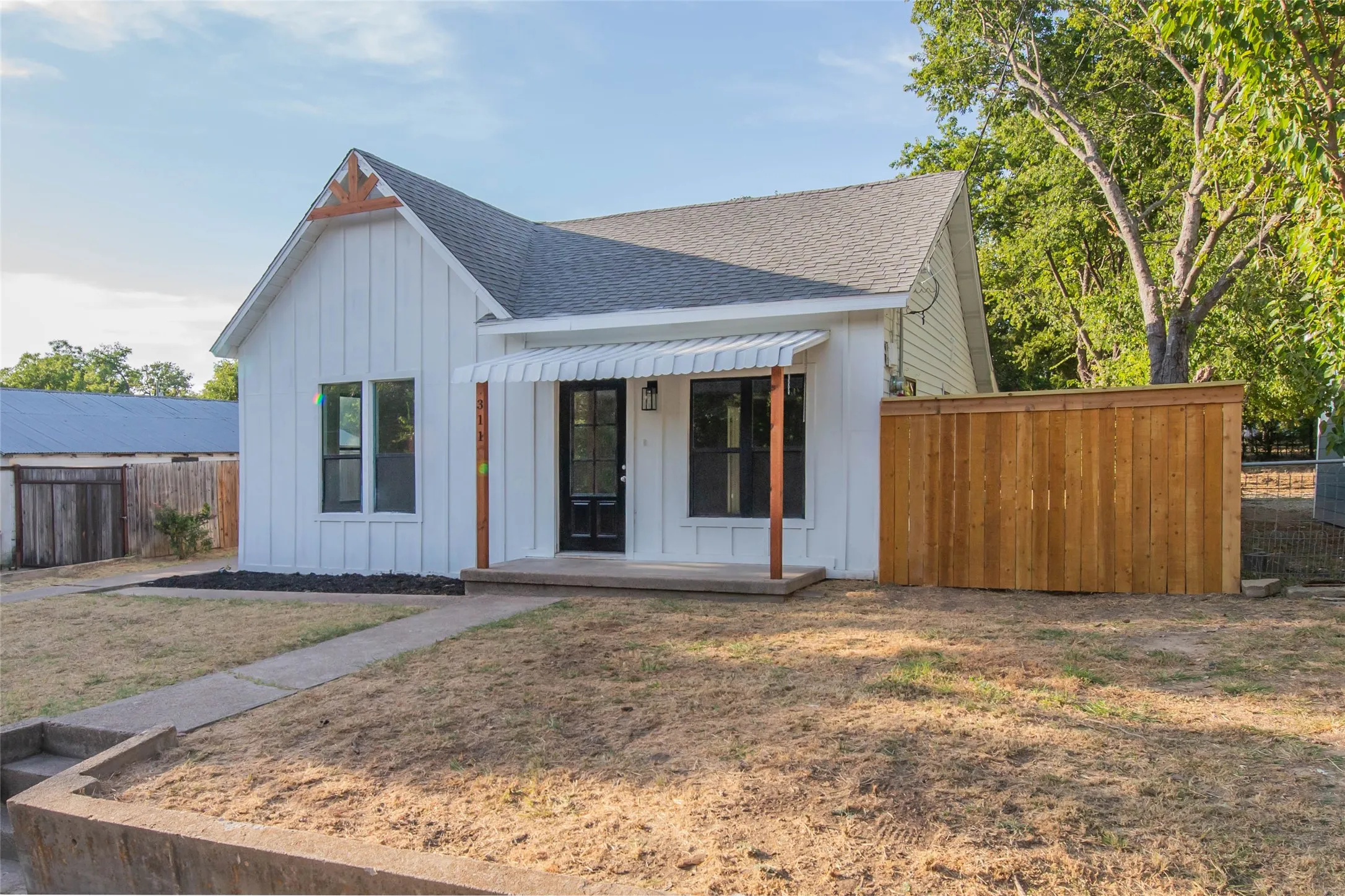 Single Family Residence For Sale in Parker County , 311 Throckmorton, Weatherford, Texas 76086, 3 Bedroom, 3 Bathroom, Garage spaces, 1,648 Sqft, built in 0, mls#21338631, Real Estate Agent in Weatherford, Homes For Sale in Parker county, Homes For Sale in Weatherford, Realtor in Weatherford Texas, Real Estate Brokerage Independent Realty Texas, Luminita Cordes Realtor