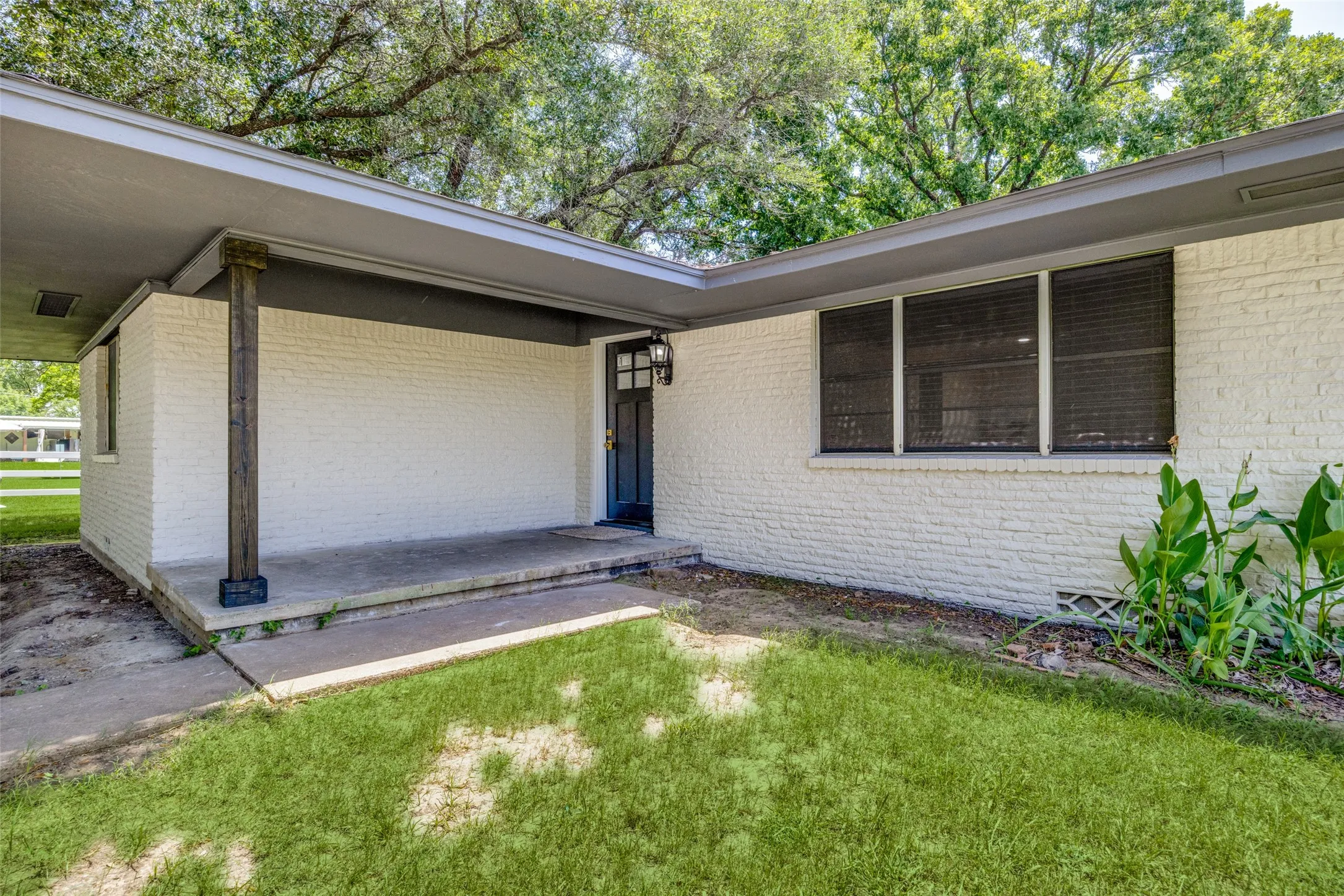Single Family Residence For Sale in Grayson County , 122 Mercer Drive, Sherman, Texas 75090, 3 Bedroom, 2 Bathroom, 2 Garage spaces, 1,981 Sqft, built in 1960, mls#21340808, Real Estate Agent in Sherman, Homes For Sale in Grayson county, Homes For Sale in Sherman, Realtor in Sherman Texas, Real Estate Brokerage Independent Realty Texas, Luminita Cordes Realtor