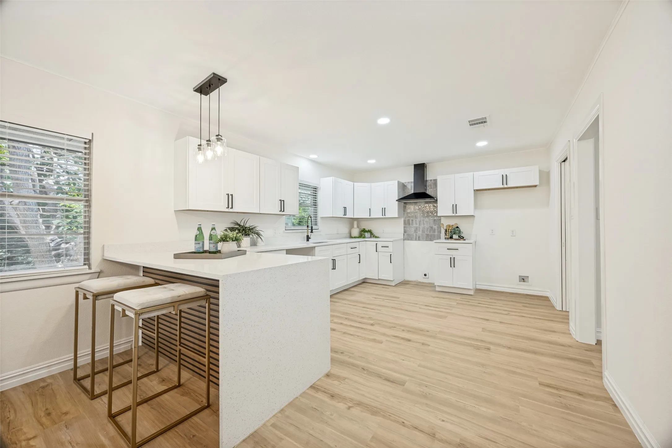 Single Family Residence For Sale in Grayson County , 122 Mercer Drive, Sherman, Texas 75090, 3 Bedroom, 2 Bathroom, 2 Garage spaces, 1,981 Sqft, built in 1960, mls#21340808, Real Estate Agent in Sherman, Homes For Sale in Grayson county, Homes For Sale in Sherman, Realtor in Sherman Texas, Real Estate Brokerage Independent Realty Texas, Luminita Cordes Realtor