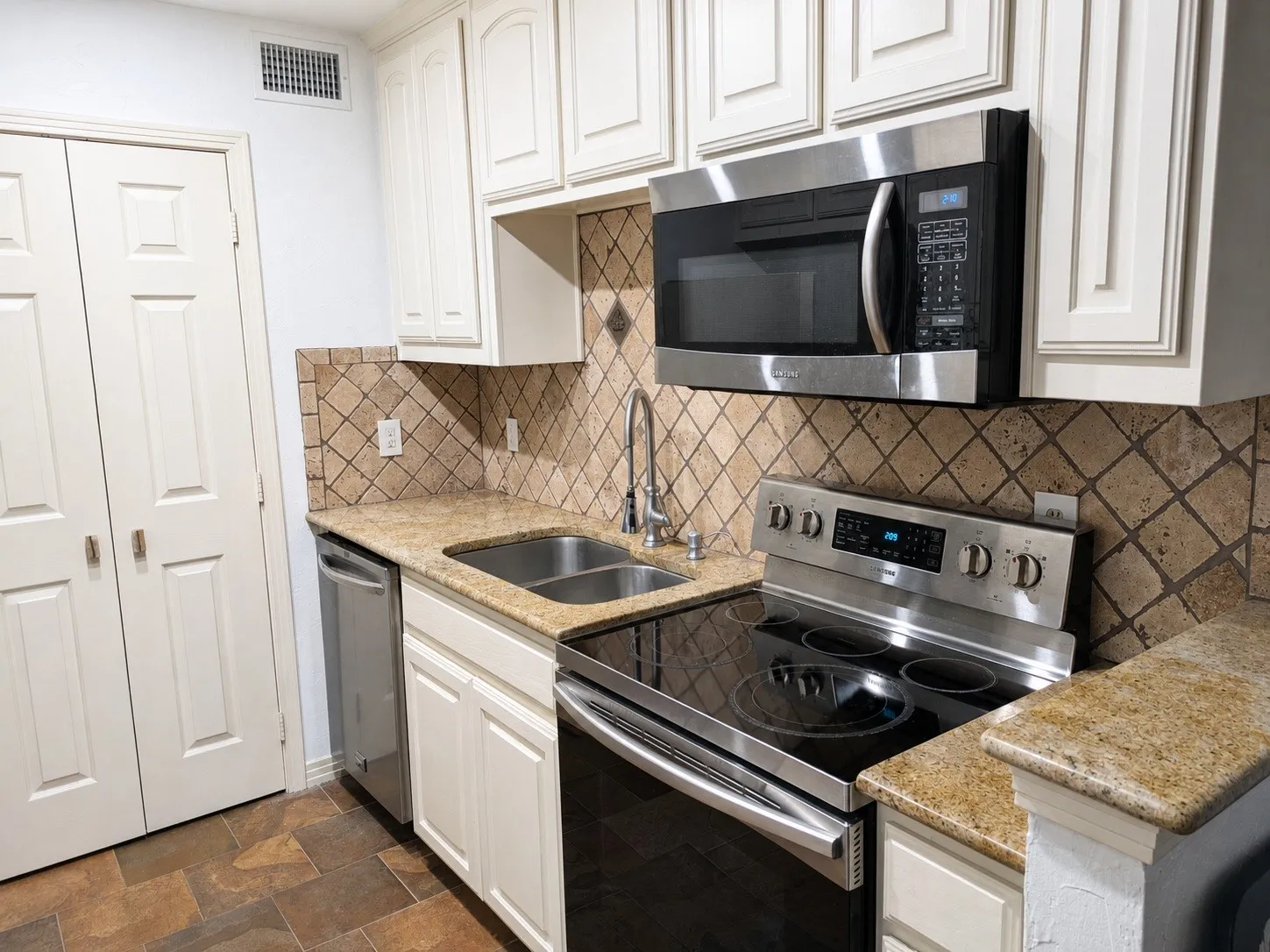 Condominium For Sale in Collin County , 18333 Roehampton Drive 714, Dallas, Texas 75252, 2 Bedroom, 1 Bathroom, Garage spaces, 737 Sqft, built in 1985, mls#21341871, Real Estate Agent in Dallas, Homes For Sale in Collin county, Homes For Sale in Dallas, Realtor in Dallas Texas, Real Estate Brokerage Independent Realty Texas, Luminita Cordes Realtor