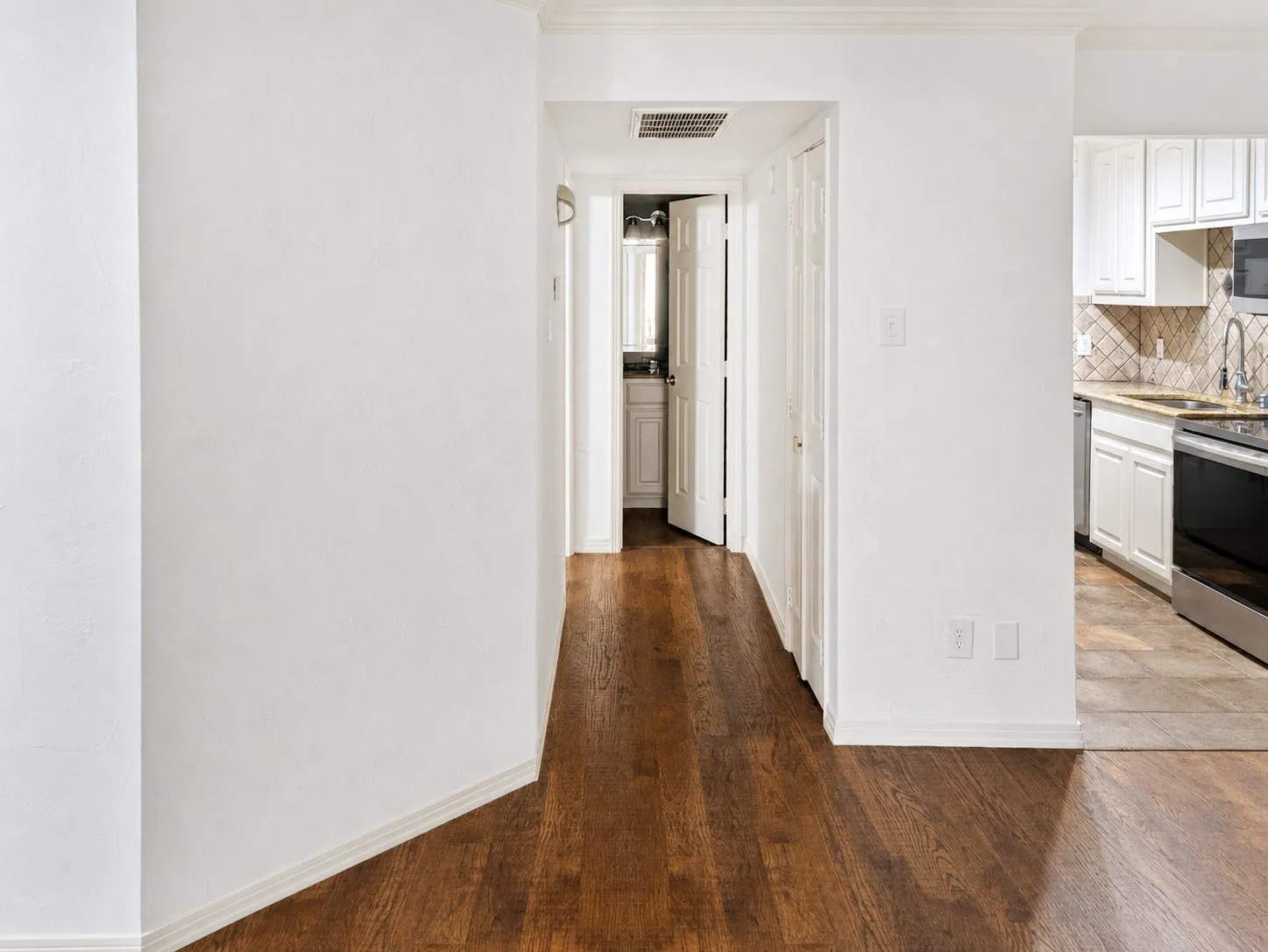 Condominium For Sale in Collin County , 18333 Roehampton Drive 714, Dallas, Texas 75252, 2 Bedroom, 1 Bathroom, Garage spaces, 737 Sqft, built in 1985, mls#21341871, Real Estate Agent in Dallas, Homes For Sale in Collin county, Homes For Sale in Dallas, Realtor in Dallas Texas, Real Estate Brokerage Independent Realty Texas, Luminita Cordes Realtor