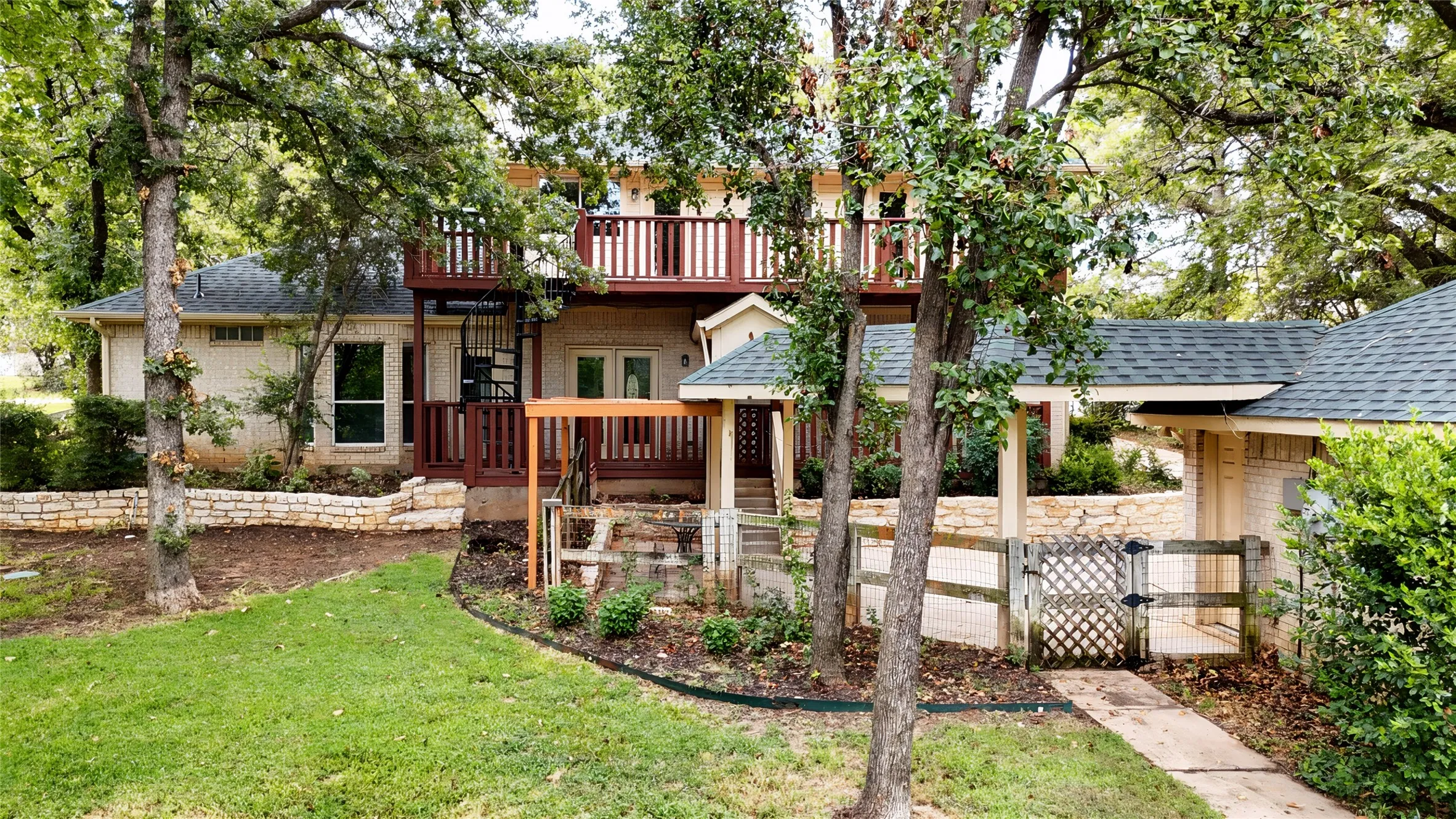 Single Family Residence For Sale in Denton County , 1701 Oriole Drive, Flower Mound, Texas 75022, 3 Bedroom, 4 Bathroom, 2 Garage spaces, 2,331 Sqft, built in 1995, mls#21341877, Real Estate Agent in Flower Mound, Homes For Sale in Denton county, Homes For Sale in Flower Mound, Realtor in Flower Mound Texas, Real Estate Brokerage Independent Realty Texas, Luminita Cordes Realtor