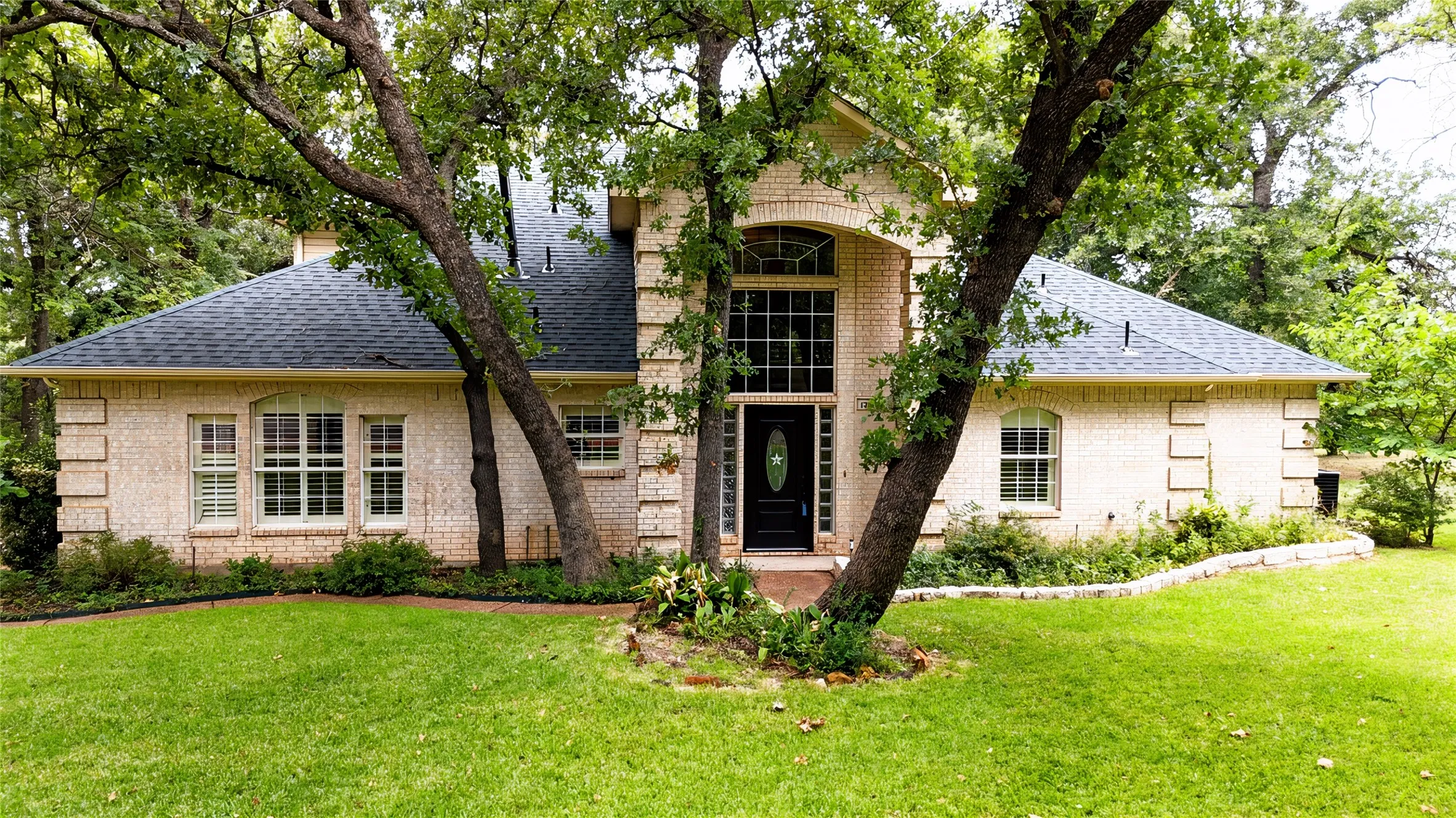 Single Family Residence For Sale in Denton County , 1701 Oriole Drive, Flower Mound, Texas 75022, 3 Bedroom, 4 Bathroom, 2 Garage spaces, 2,331 Sqft, built in 1995, mls#21341877, Real Estate Agent in Flower Mound, Homes For Sale in Denton county, Homes For Sale in Flower Mound, Realtor in Flower Mound Texas, Real Estate Brokerage Independent Realty Texas, Luminita Cordes Realtor