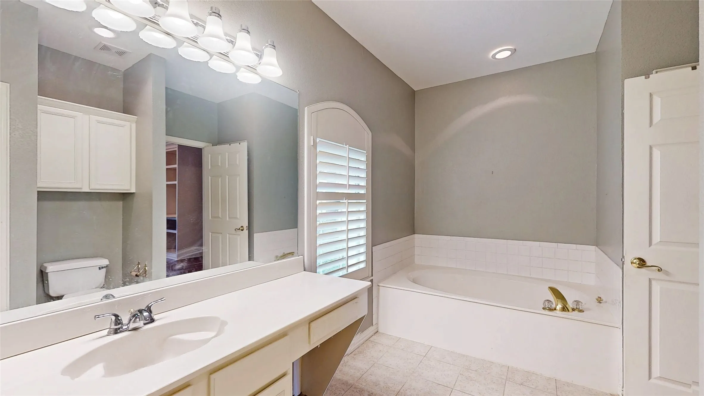 Single Family Residence For Sale in Denton County , 1701 Oriole Drive, Flower Mound, Texas 75022, 3 Bedroom, 4 Bathroom, 2 Garage spaces, 2,331 Sqft, built in 1995, mls#21341877, Real Estate Agent in Flower Mound, Homes For Sale in Denton county, Homes For Sale in Flower Mound, Realtor in Flower Mound Texas, Real Estate Brokerage Independent Realty Texas, Luminita Cordes Realtor