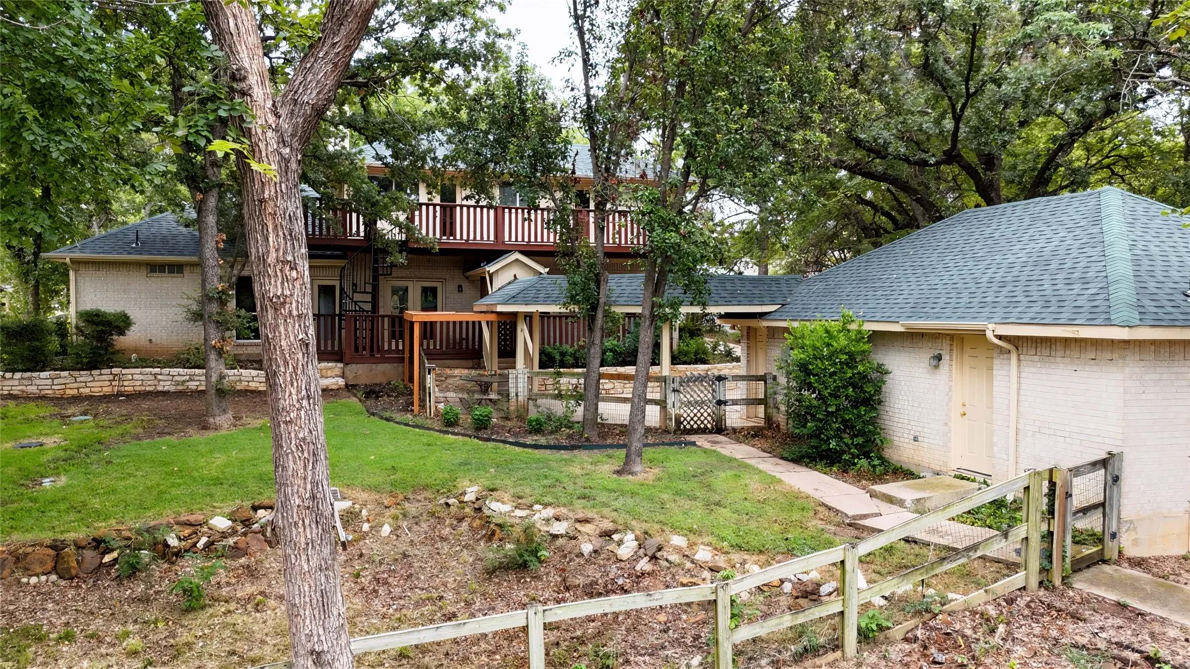 Single Family Residence For Sale in Denton County , 1701 Oriole Drive, Flower Mound, Texas 75022, 3 Bedroom, 4 Bathroom, 2 Garage spaces, 2,331 Sqft, built in 1995, mls#21341877, Real Estate Agent in Flower Mound, Homes For Sale in Denton county, Homes For Sale in Flower Mound, Realtor in Flower Mound Texas, Real Estate Brokerage Independent Realty Texas, Luminita Cordes Realtor