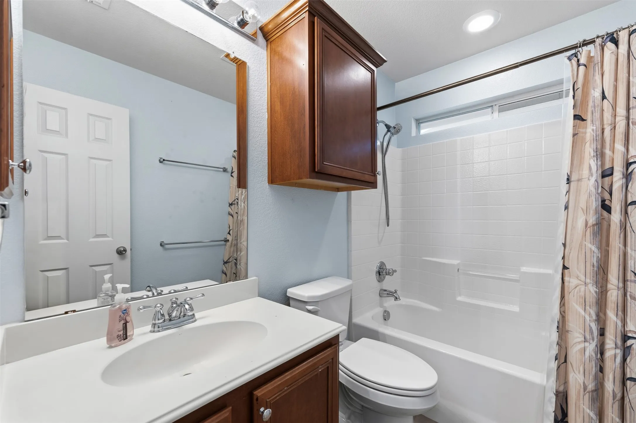 Single Family Residence For Sale in Ellis County , 3221 Canary Lane, Midlothian, Texas 76065, 4 Bedroom, 2 Bathroom, 2 Garage spaces, 2,039 Sqft, built in 2007, mls#21341878, Real Estate Agent in Midlothian, Homes For Sale in Ellis county, Homes For Sale in Midlothian, Realtor in Midlothian Texas, Real Estate Brokerage Independent Realty Texas, Luminita Cordes Realtor