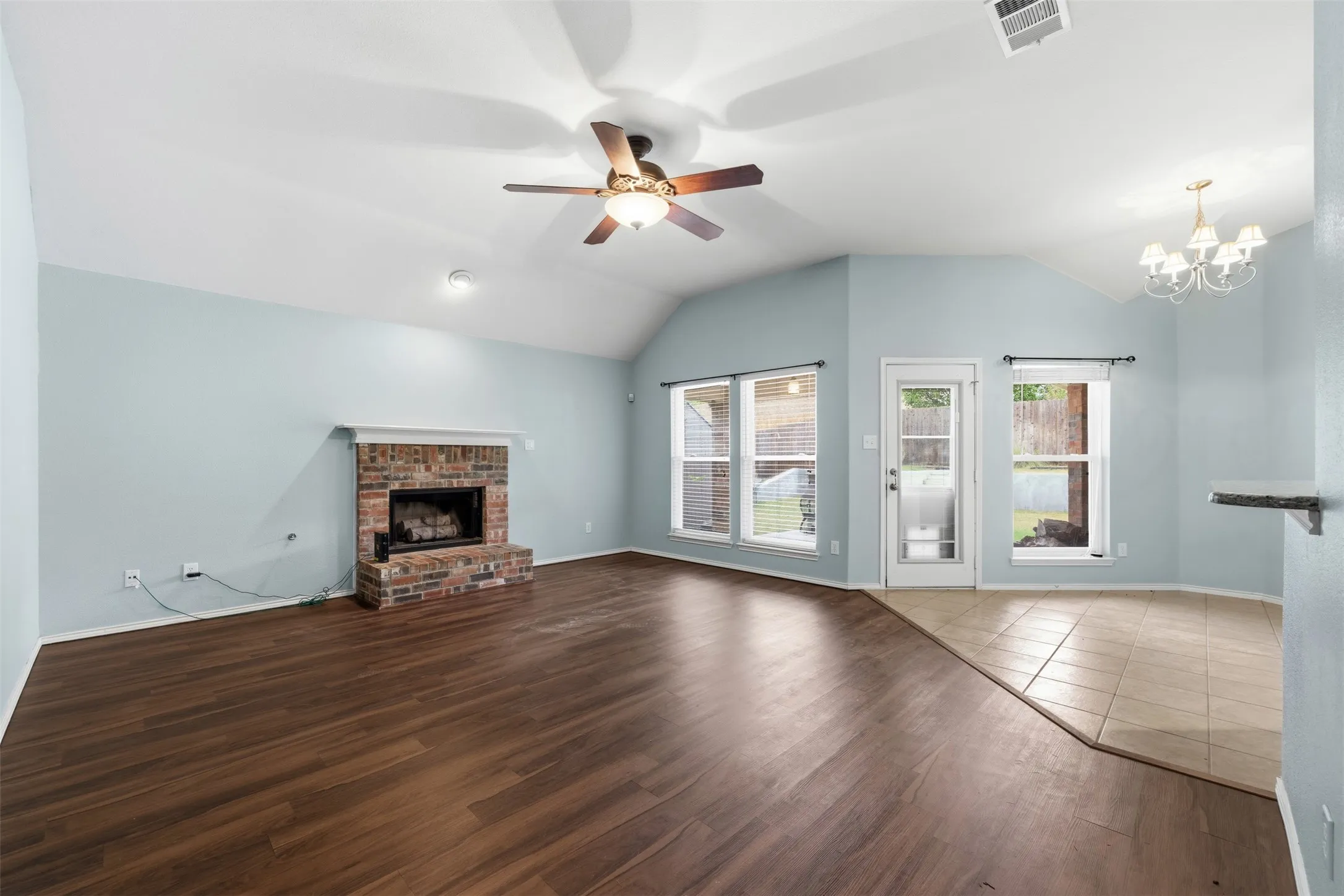 Single Family Residence For Sale in Ellis County , 3221 Canary Lane, Midlothian, Texas 76065, 4 Bedroom, 2 Bathroom, 2 Garage spaces, 2,039 Sqft, built in 2007, mls#21341878, Real Estate Agent in Midlothian, Homes For Sale in Ellis county, Homes For Sale in Midlothian, Realtor in Midlothian Texas, Real Estate Brokerage Independent Realty Texas, Luminita Cordes Realtor
