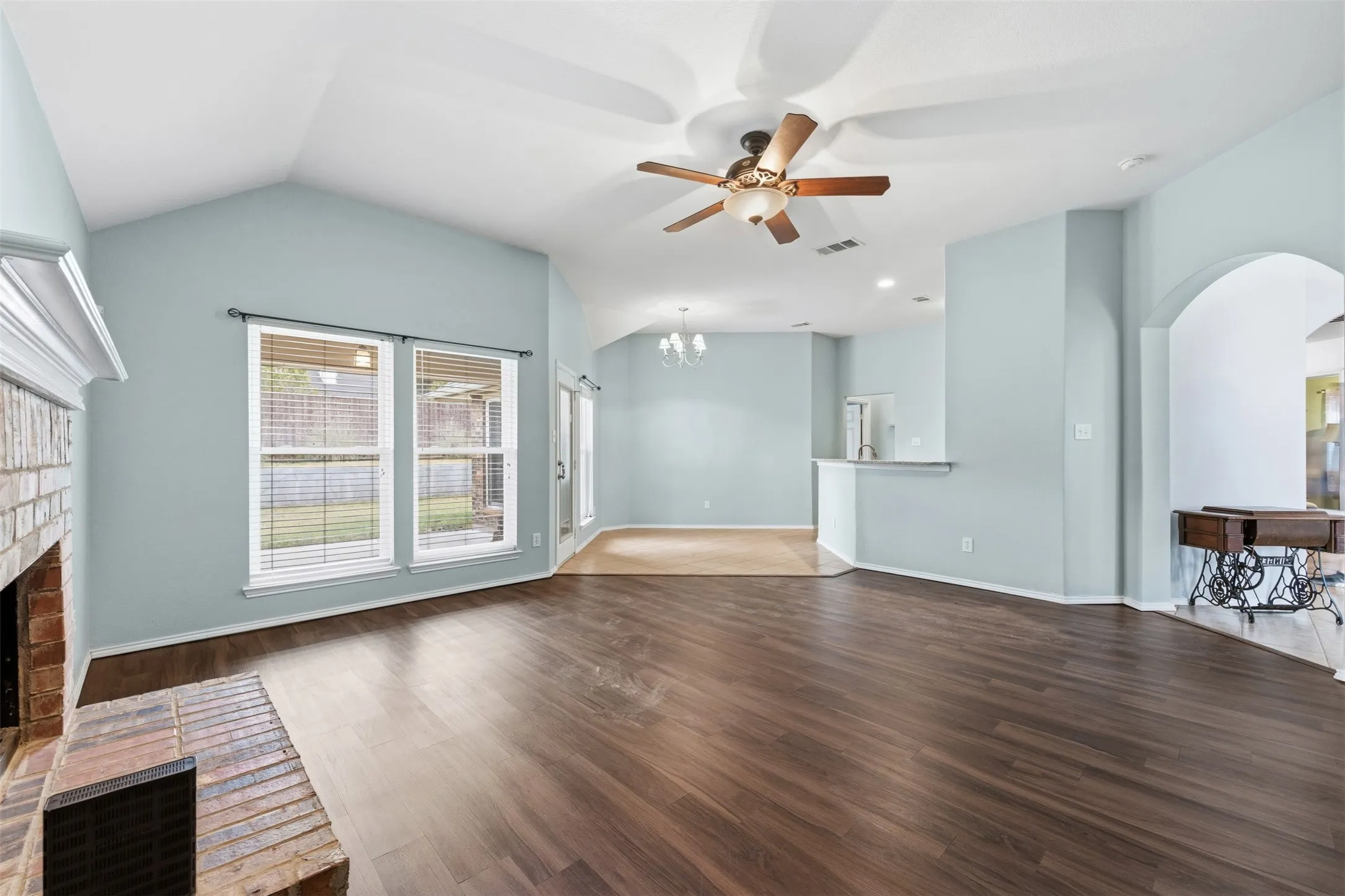 Single Family Residence For Sale in Ellis County , 3221 Canary Lane, Midlothian, Texas 76065, 4 Bedroom, 2 Bathroom, 2 Garage spaces, 2,039 Sqft, built in 2007, mls#21341878, Real Estate Agent in Midlothian, Homes For Sale in Ellis county, Homes For Sale in Midlothian, Realtor in Midlothian Texas, Real Estate Brokerage Independent Realty Texas, Luminita Cordes Realtor