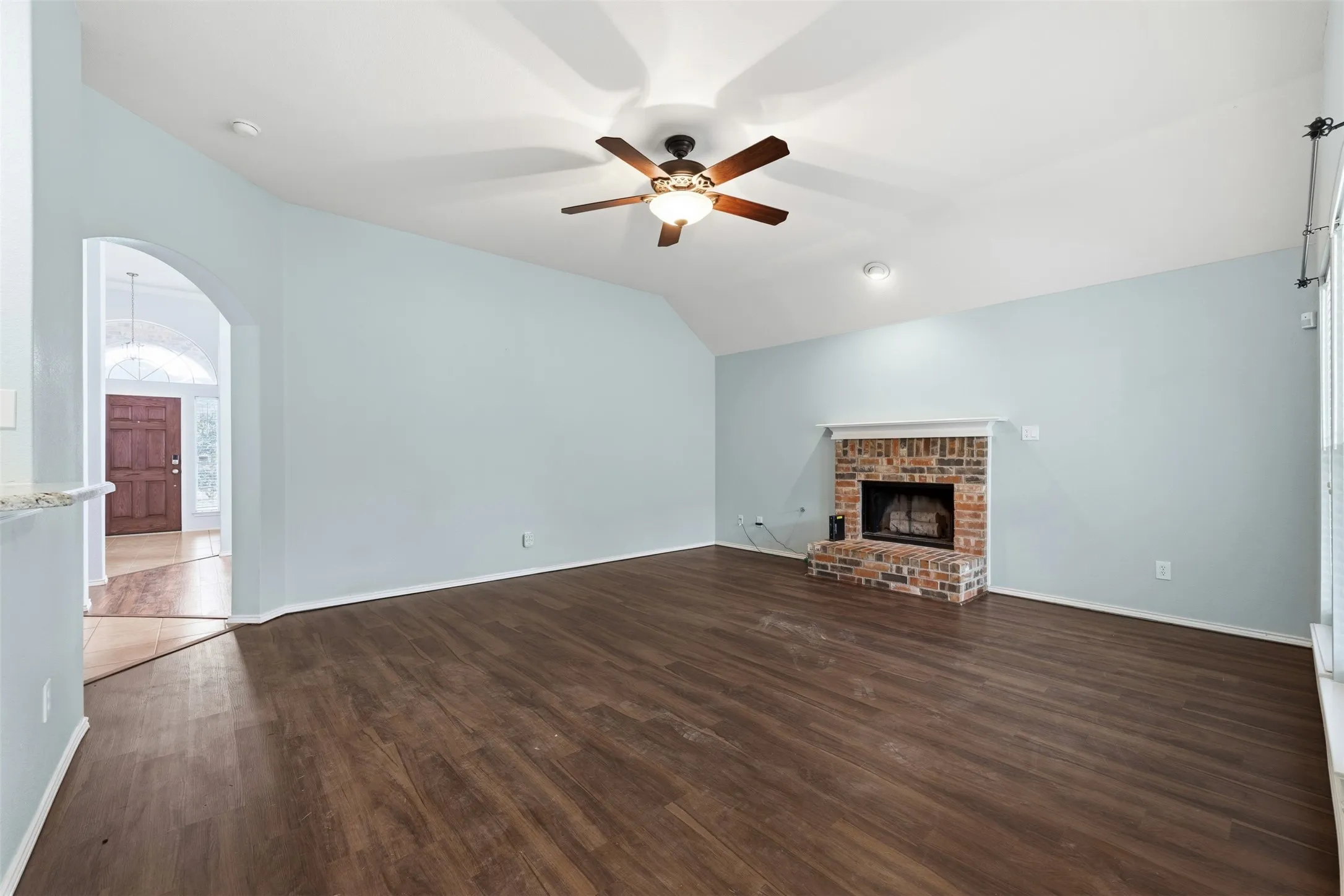 Single Family Residence For Sale in Ellis County , 3221 Canary Lane, Midlothian, Texas 76065, 4 Bedroom, 2 Bathroom, 2 Garage spaces, 2,039 Sqft, built in 2007, mls#21341878, Real Estate Agent in Midlothian, Homes For Sale in Ellis county, Homes For Sale in Midlothian, Realtor in Midlothian Texas, Real Estate Brokerage Independent Realty Texas, Luminita Cordes Realtor