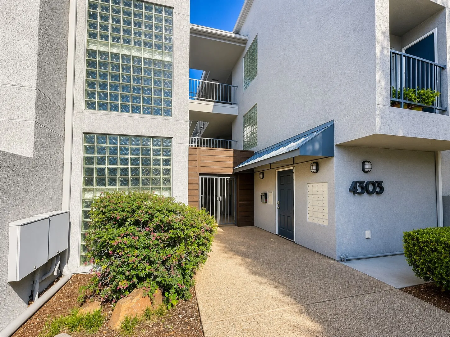 Condominium For Sale in Dallas County , 4303 Buena Vista Street 202, Dallas, Texas 75205, 1 Bedroom, 1 Bathroom, Garage spaces, 640 Sqft, built in 1983, mls#21341880, Real Estate Agent in Dallas, Homes For Sale in Dallas county, Homes For Sale in Dallas, Realtor in Dallas Texas, Real Estate Brokerage Independent Realty Texas, Luminita Cordes Realtor