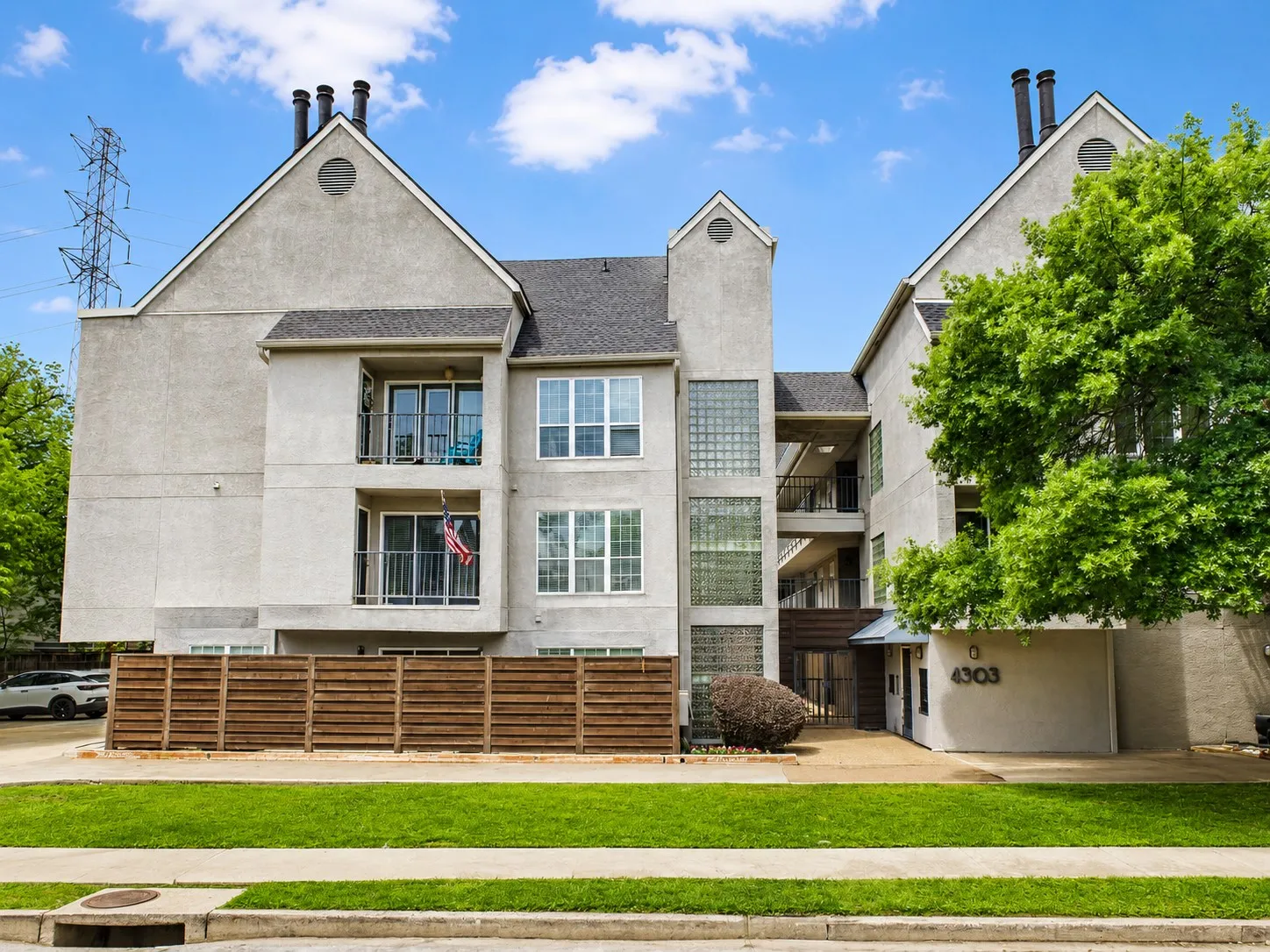 Condominium For Sale in Dallas County , 4303 Buena Vista Street 202, Dallas, Texas 75205, 1 Bedroom, 1 Bathroom, Garage spaces, 640 Sqft, built in 1983, mls#21341880, Real Estate Agent in Dallas, Homes For Sale in Dallas county, Homes For Sale in Dallas, Realtor in Dallas Texas, Real Estate Brokerage Independent Realty Texas, Luminita Cordes Realtor