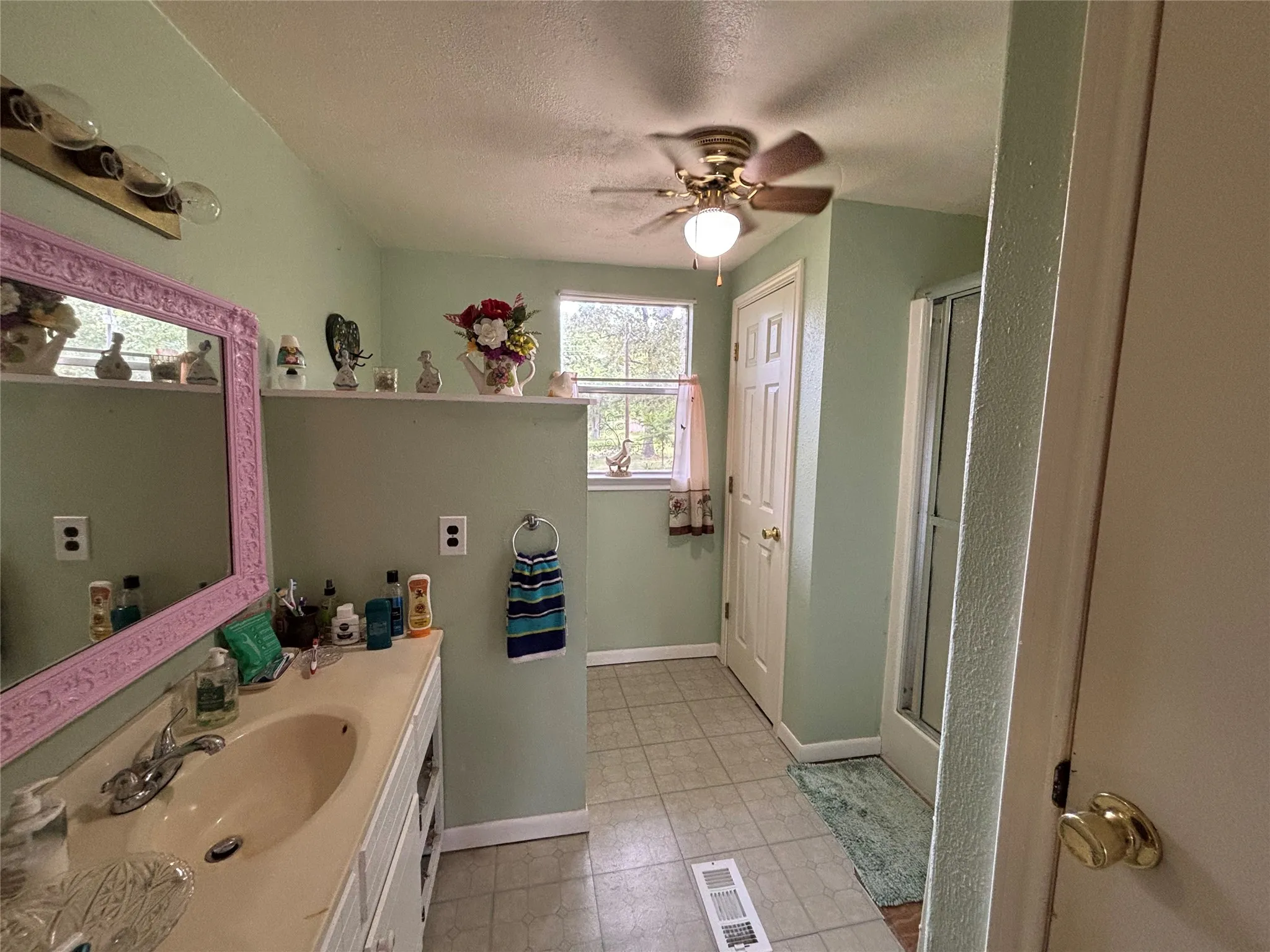 Manufactured Home For Sale in Van Zandt County , 895 VZ CR 4917, Ben Wheeler, Texas 75754, 2 Bedroom, 2 Bathroom, Garage spaces, 1,248 Sqft, built in 1977, mls#21315843, Real Estate Agent in Ben Wheeler, Homes For Sale in Van Zandt county, Homes For Sale in Ben Wheeler, Realtor in Ben Wheeler Texas, Real Estate Brokerage Independent Realty Texas, Luminita Cordes Realtor
