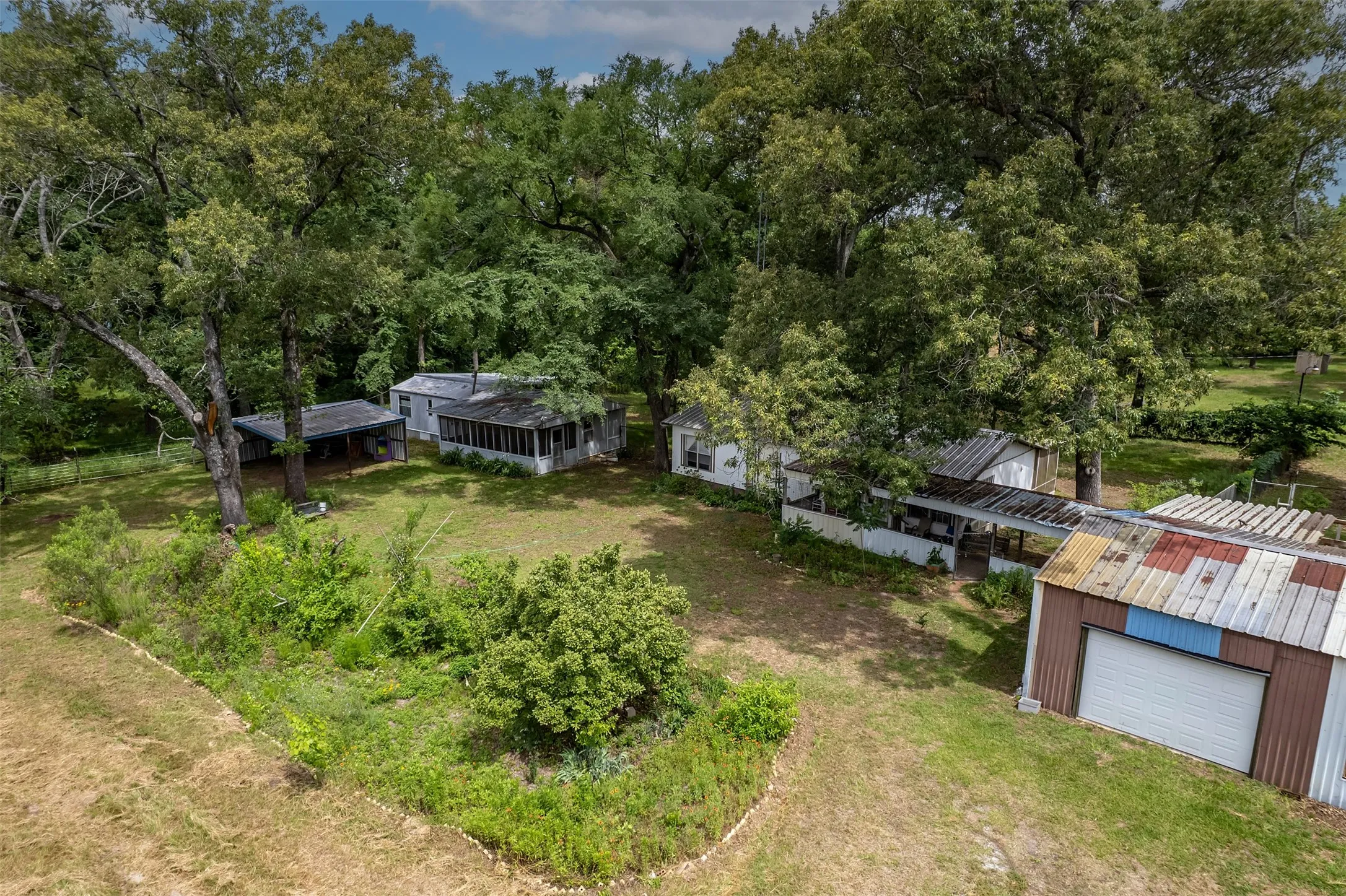 Manufactured Home For Sale in Van Zandt County , 895 VZ CR 4917, Ben Wheeler, Texas 75754, 2 Bedroom, 2 Bathroom, Garage spaces, 1,248 Sqft, built in 1977, mls#21315843, Real Estate Agent in Ben Wheeler, Homes For Sale in Van Zandt county, Homes For Sale in Ben Wheeler, Realtor in Ben Wheeler Texas, Real Estate Brokerage Independent Realty Texas, Luminita Cordes Realtor