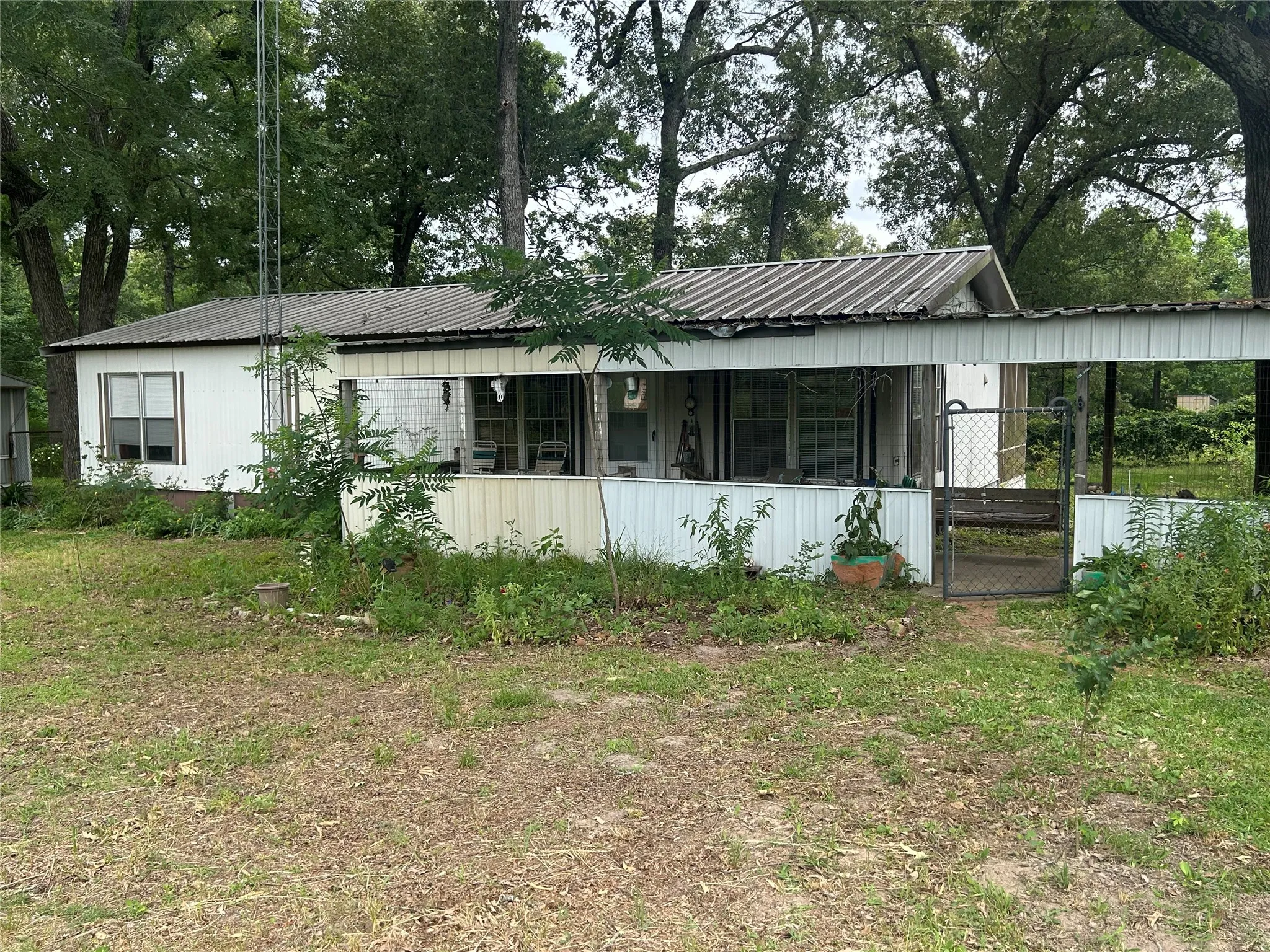 Manufactured Home For Sale in Van Zandt County , 895 VZ CR 4917, Ben Wheeler, Texas 75754, 2 Bedroom, 2 Bathroom, Garage spaces, 1,248 Sqft, built in 1977, mls#21315843, Real Estate Agent in Ben Wheeler, Homes For Sale in Van Zandt county, Homes For Sale in Ben Wheeler, Realtor in Ben Wheeler Texas, Real Estate Brokerage Independent Realty Texas, Luminita Cordes Realtor