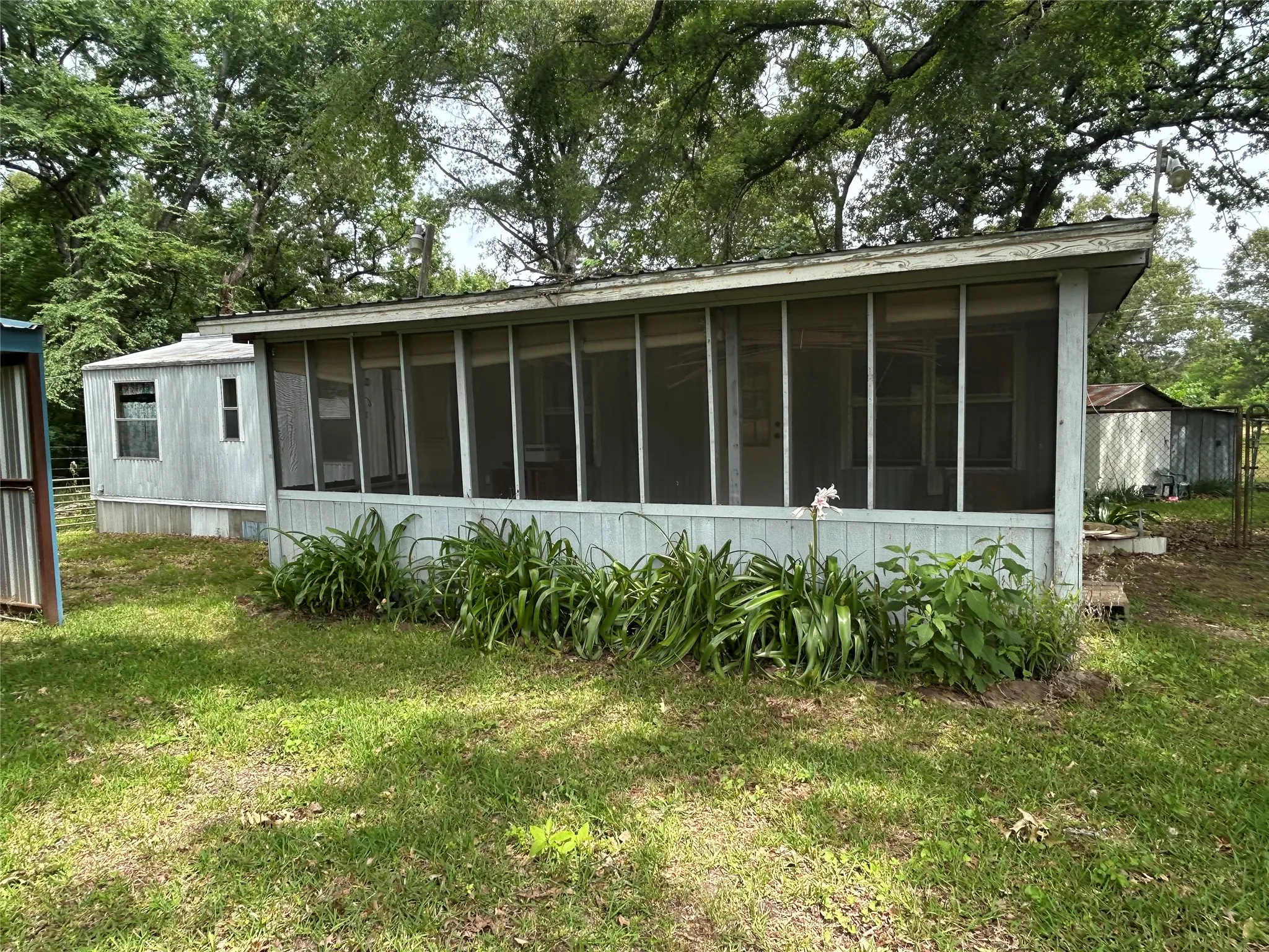 Manufactured Home For Sale in Van Zandt County , 895 VZ CR 4917, Ben Wheeler, Texas 75754, 2 Bedroom, 2 Bathroom, Garage spaces, 1,248 Sqft, built in 1977, mls#21315843, Real Estate Agent in Ben Wheeler, Homes For Sale in Van Zandt county, Homes For Sale in Ben Wheeler, Realtor in Ben Wheeler Texas, Real Estate Brokerage Independent Realty Texas, Luminita Cordes Realtor