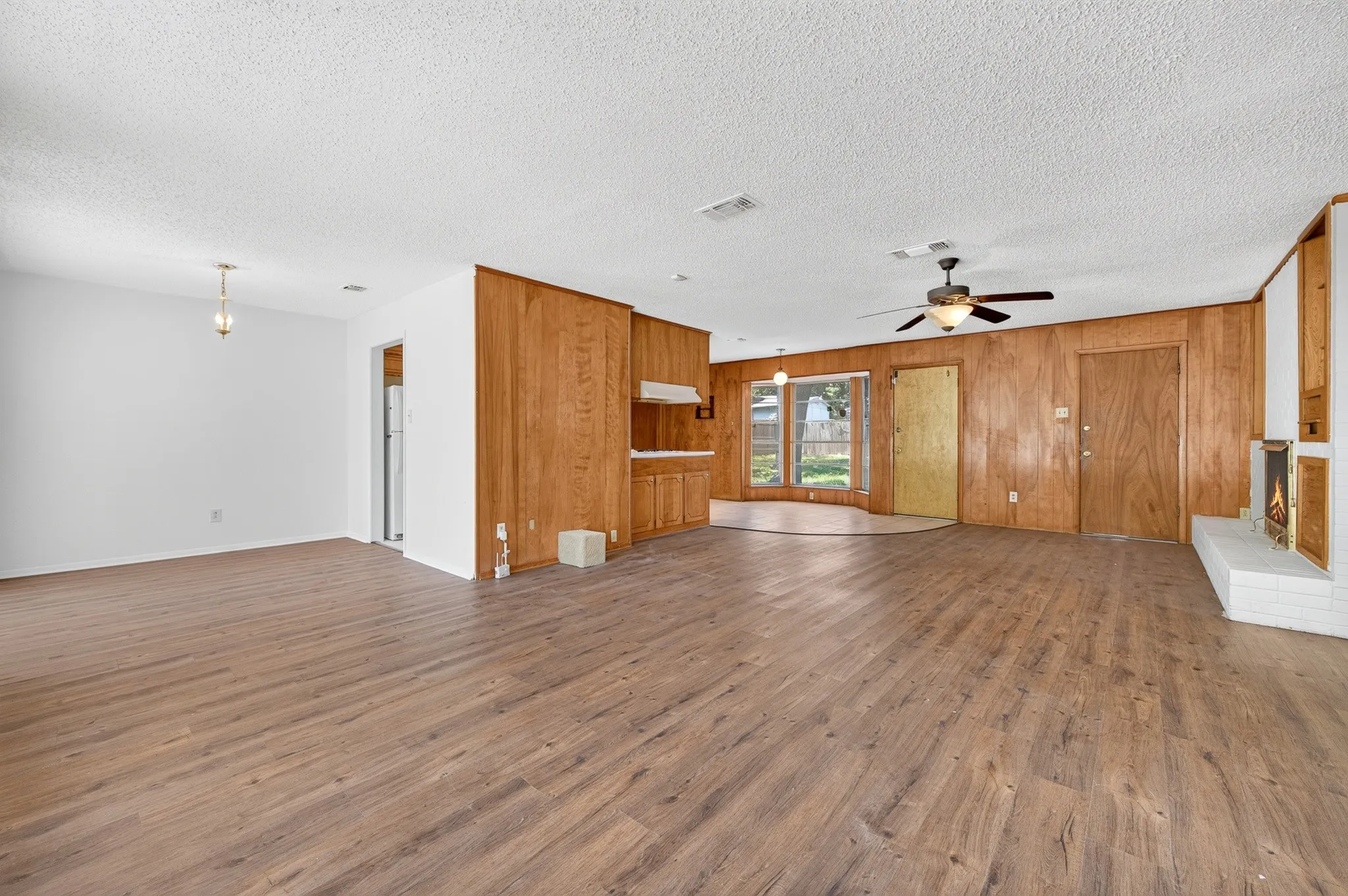 Single Family Residence For Sale in Tarrant County , 3505 Oak Haven Drive, Forest Hill, Texas 76119, 4 Bedroom, 2 Bathroom, 2 Garage spaces, 1,672 Sqft, built in 1966, mls#21262486, Real Estate Agent in Forest Hill, Homes For Sale in Tarrant county, Homes For Sale in Forest Hill, Realtor in Forest Hill Texas, Real Estate Brokerage Independent Realty Texas, Luminita Cordes Realtor