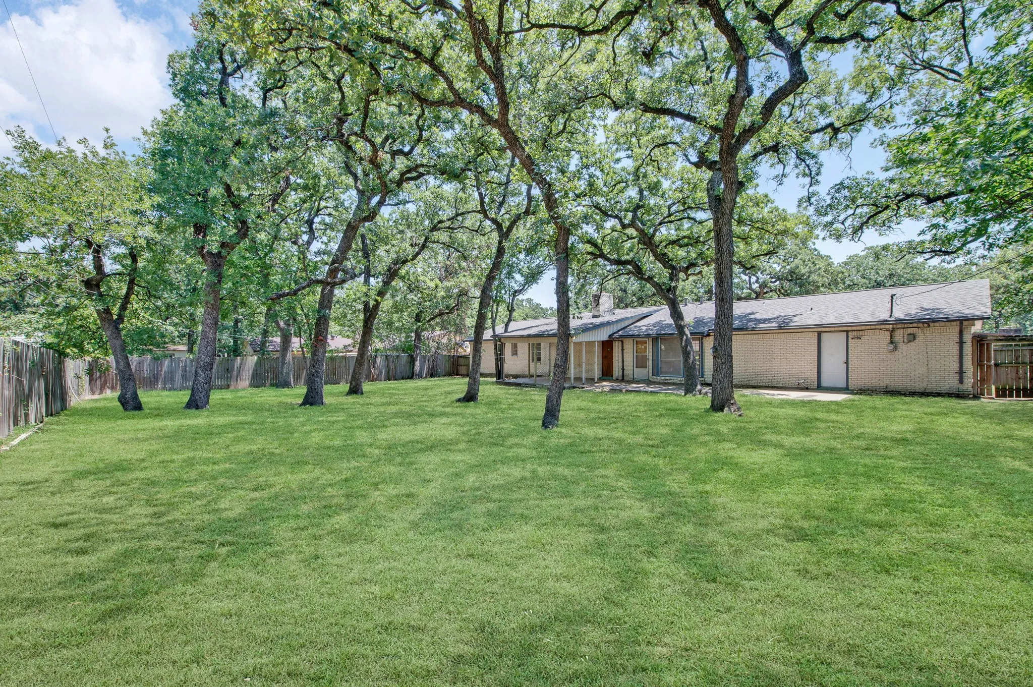 Single Family Residence For Sale in Tarrant County , 3505 Oak Haven Drive, Forest Hill, Texas 76119, 4 Bedroom, 2 Bathroom, 2 Garage spaces, 1,672 Sqft, built in 1966, mls#21262486, Real Estate Agent in Forest Hill, Homes For Sale in Tarrant county, Homes For Sale in Forest Hill, Realtor in Forest Hill Texas, Real Estate Brokerage Independent Realty Texas, Luminita Cordes Realtor