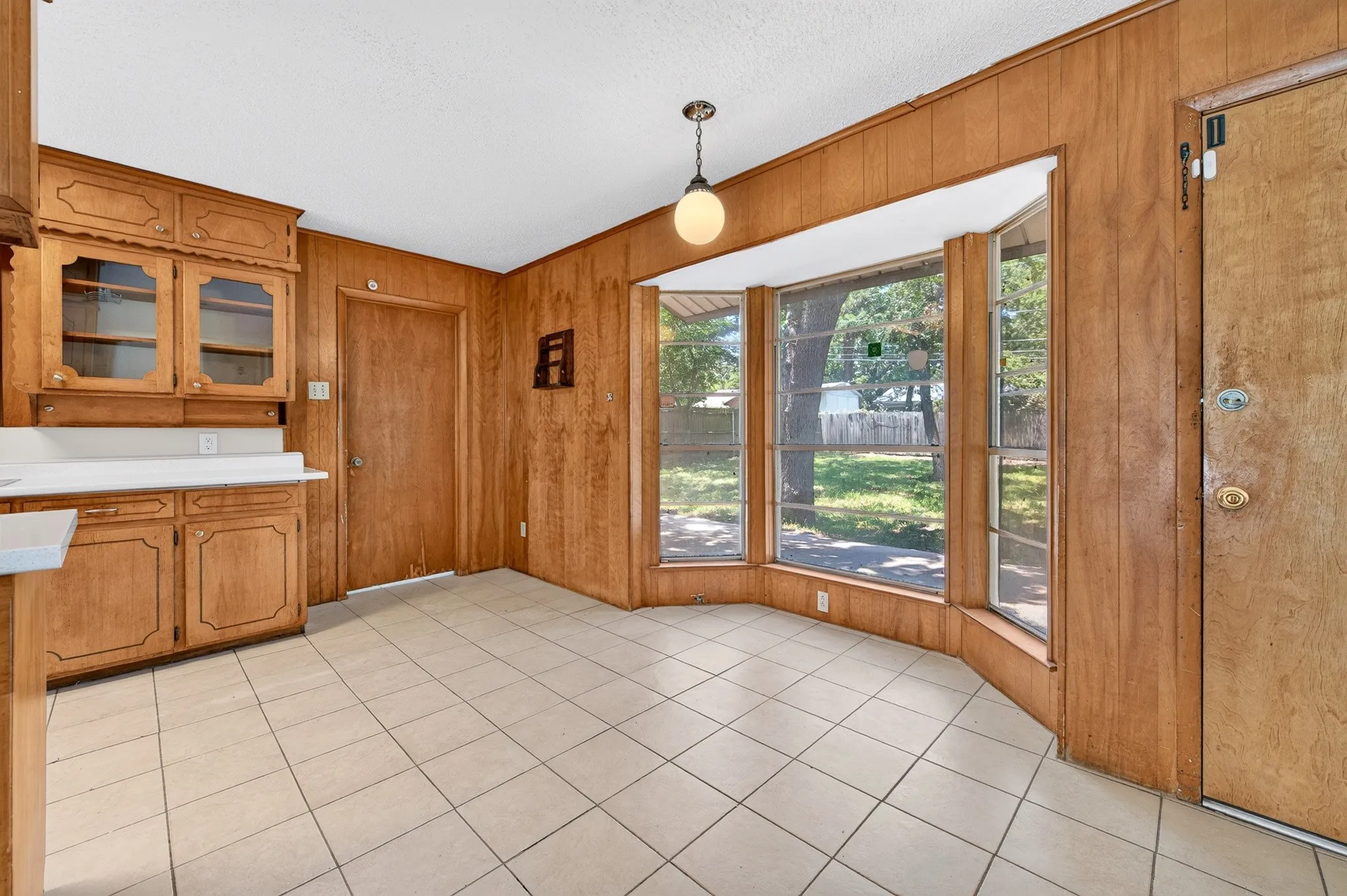 Single Family Residence For Sale in Tarrant County , 3505 Oak Haven Drive, Forest Hill, Texas 76119, 4 Bedroom, 2 Bathroom, 2 Garage spaces, 1,672 Sqft, built in 1966, mls#21262486, Real Estate Agent in Forest Hill, Homes For Sale in Tarrant county, Homes For Sale in Forest Hill, Realtor in Forest Hill Texas, Real Estate Brokerage Independent Realty Texas, Luminita Cordes Realtor