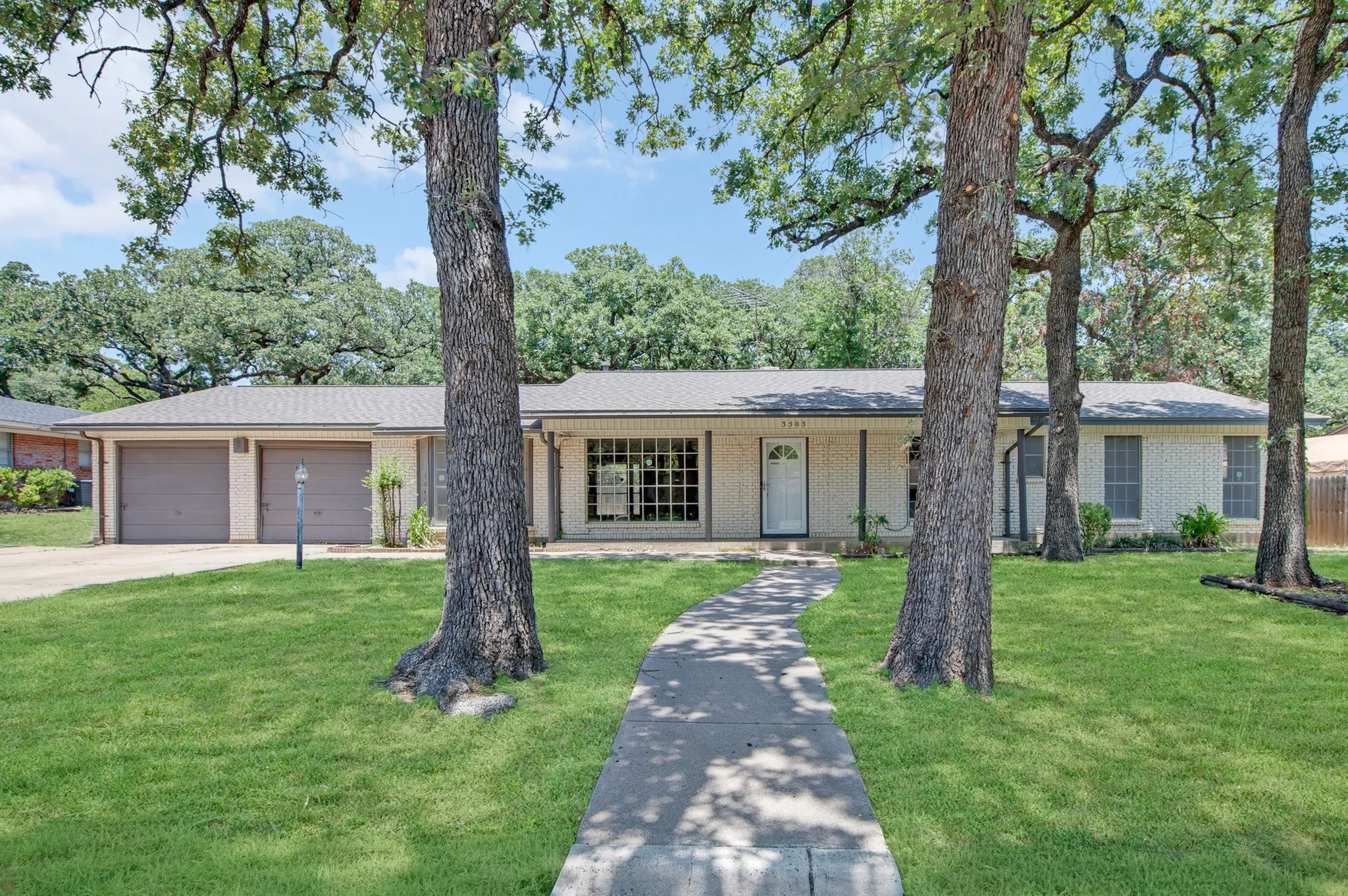 Single Family Residence For Sale in Tarrant County , 3505 Oak Haven Drive, Forest Hill, Texas 76119, 4 Bedroom, 2 Bathroom, 2 Garage spaces, 1,672 Sqft, built in 1966, mls#21262486, Real Estate Agent in Forest Hill, Homes For Sale in Tarrant county, Homes For Sale in Forest Hill, Realtor in Forest Hill Texas, Real Estate Brokerage Independent Realty Texas, Luminita Cordes Realtor