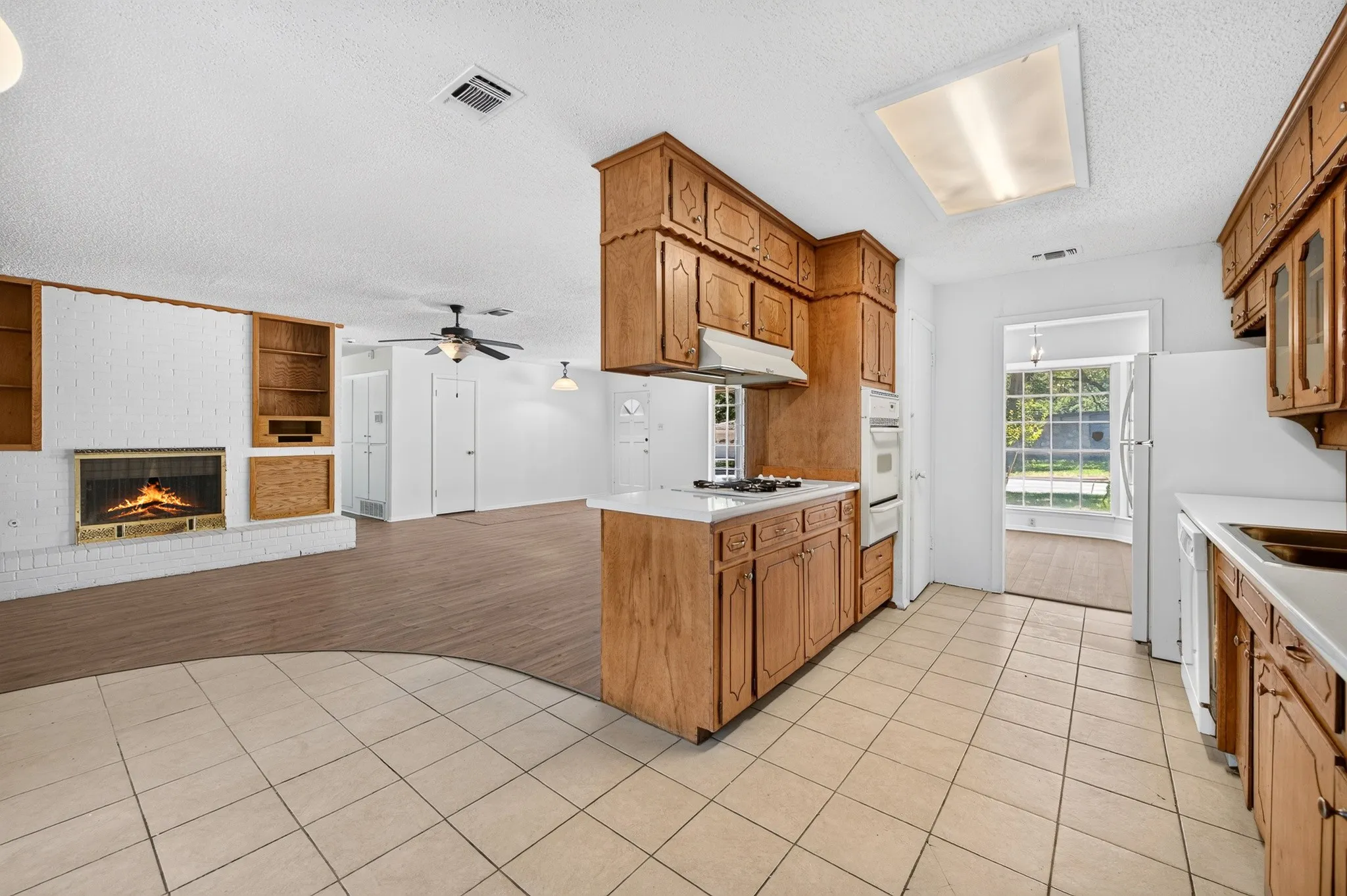 Single Family Residence For Sale in Tarrant County , 3505 Oak Haven Drive, Forest Hill, Texas 76119, 4 Bedroom, 2 Bathroom, 2 Garage spaces, 1,672 Sqft, built in 1966, mls#21262486, Real Estate Agent in Forest Hill, Homes For Sale in Tarrant county, Homes For Sale in Forest Hill, Realtor in Forest Hill Texas, Real Estate Brokerage Independent Realty Texas, Luminita Cordes Realtor